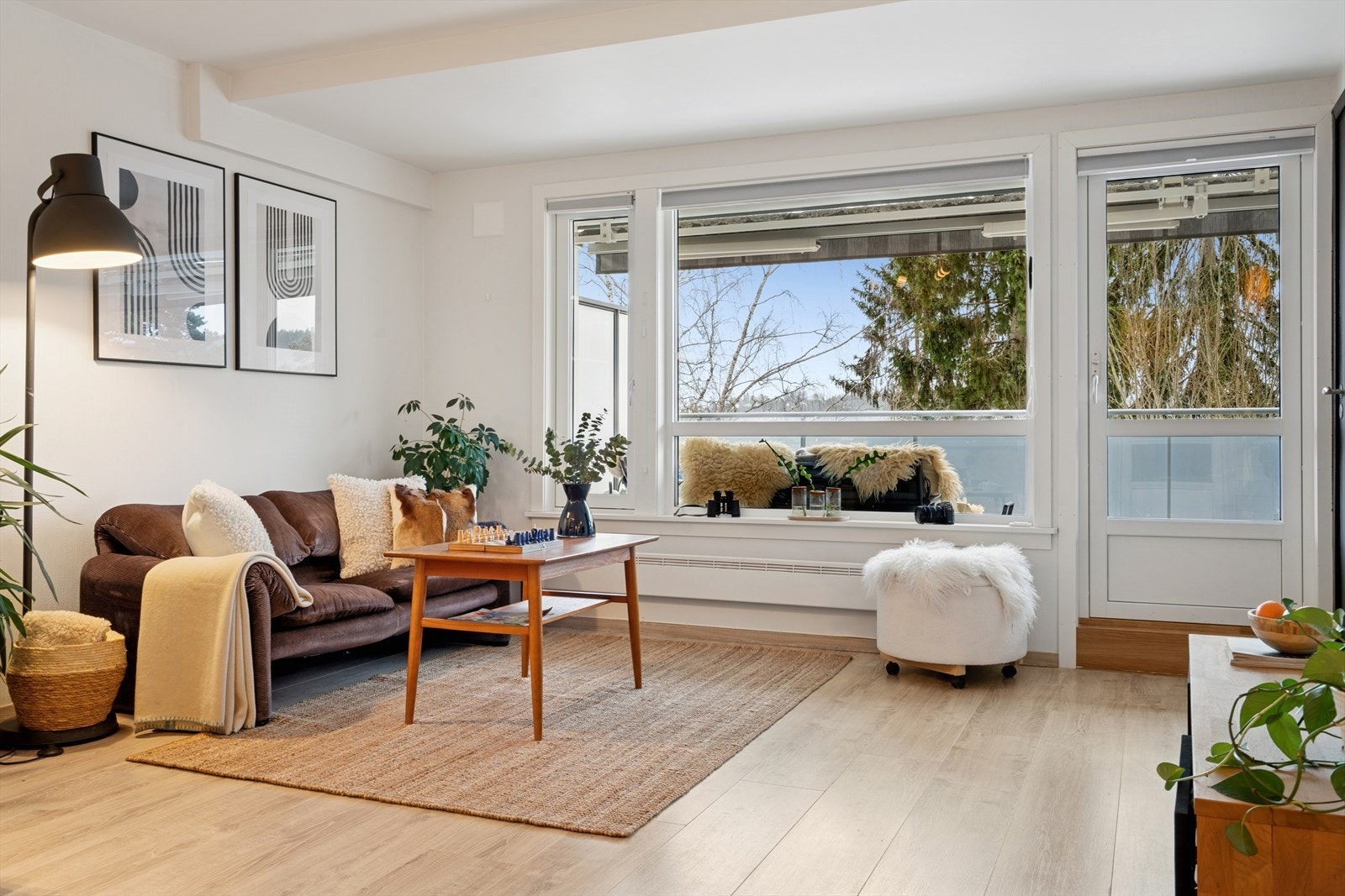 Her er det store vindusflater som slipper inn rikelig med naturlig lys. Galleribilde