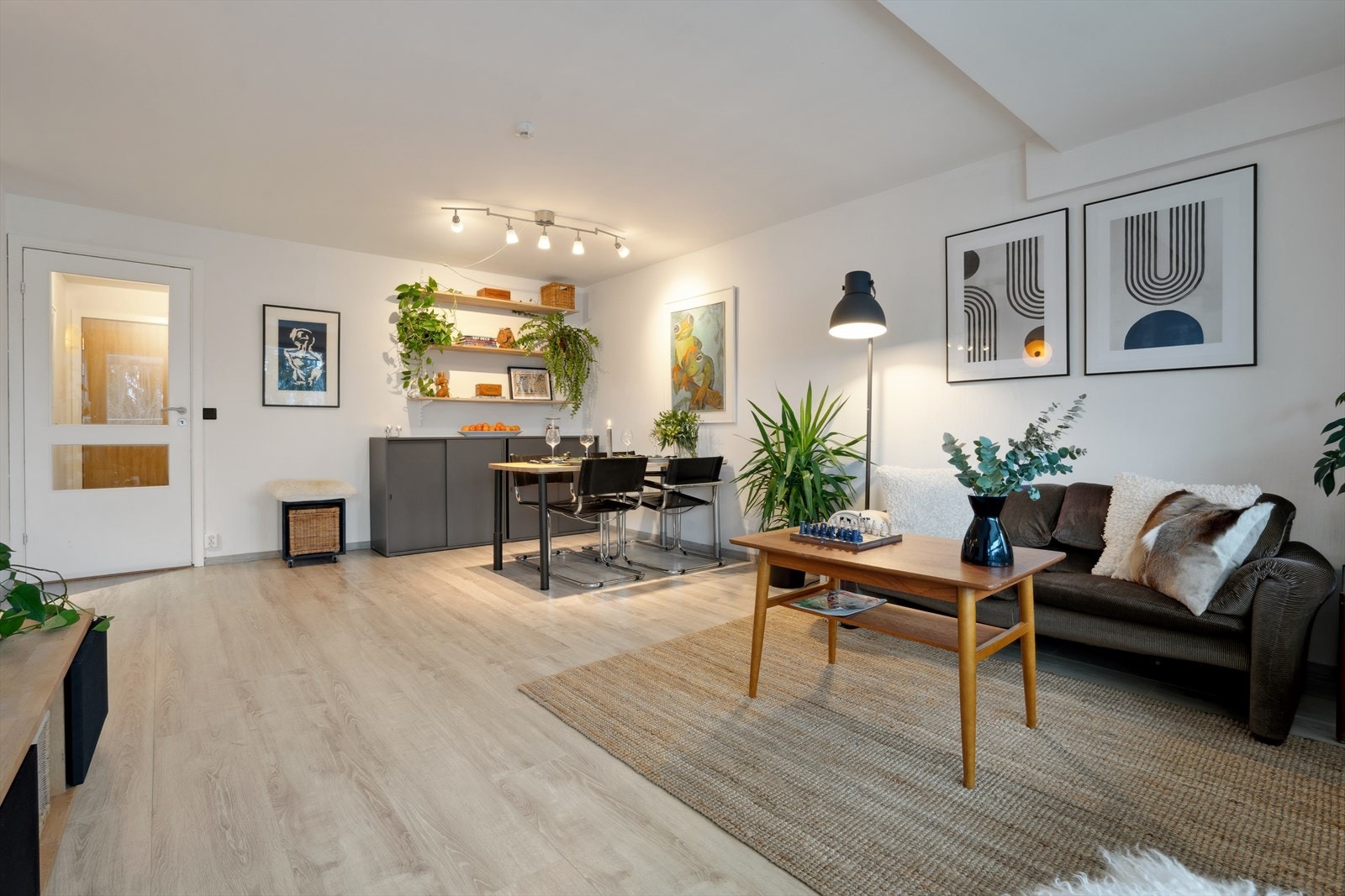 Leiligheten ligger i byggets 2. etasje og har enkel adkomst. Galleribilde