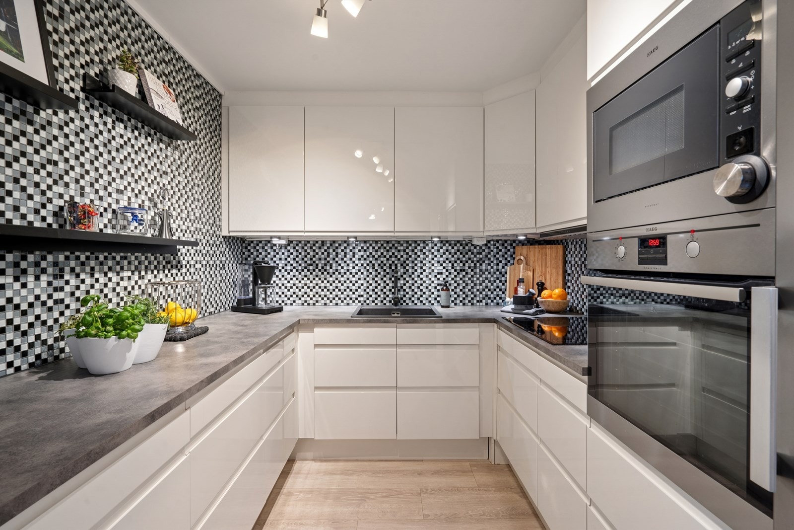 Kjøkkeninnredningen er fra 2016, og er utstyrt med integrerte hvitevarer. Galleribilde