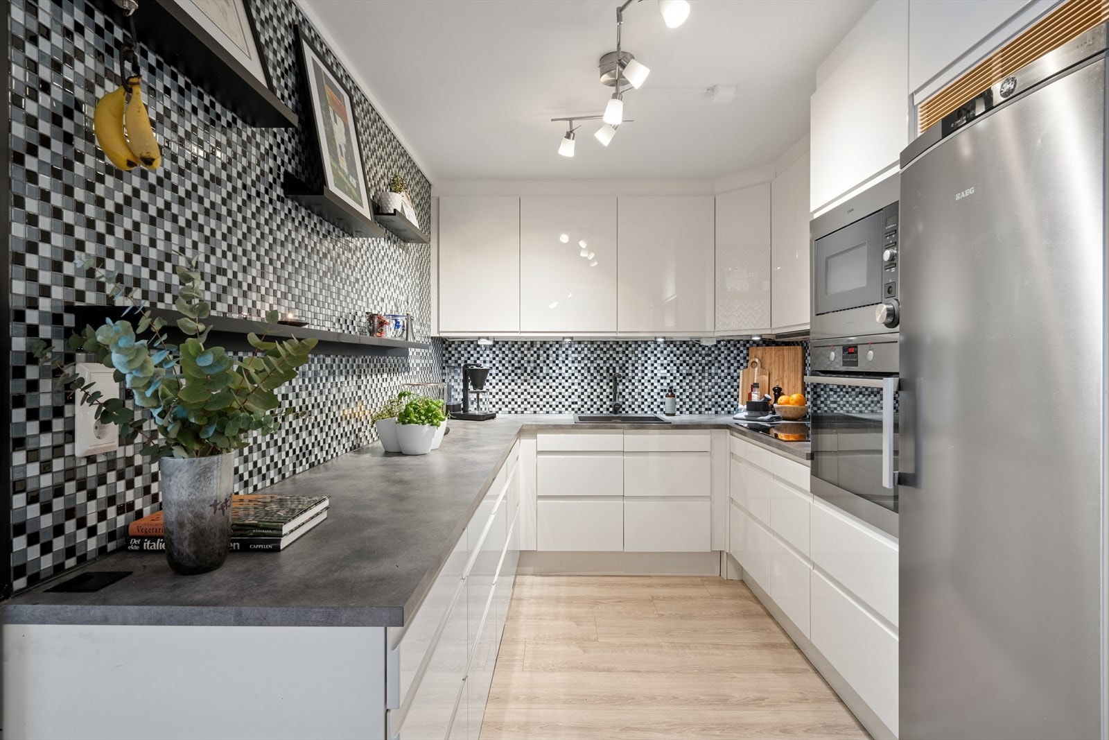 Pent kjøkken med god skap- og benkeplass. Galleribilde