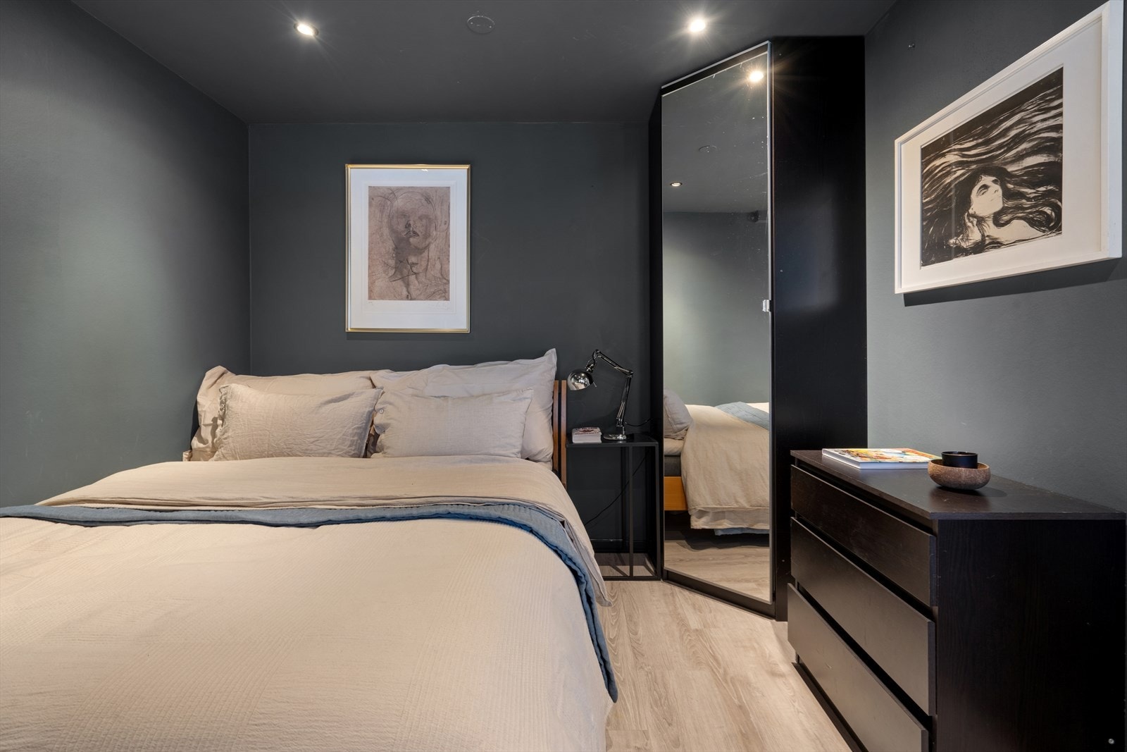 Soverommet er innredet med garderobeskap. Galleribilde