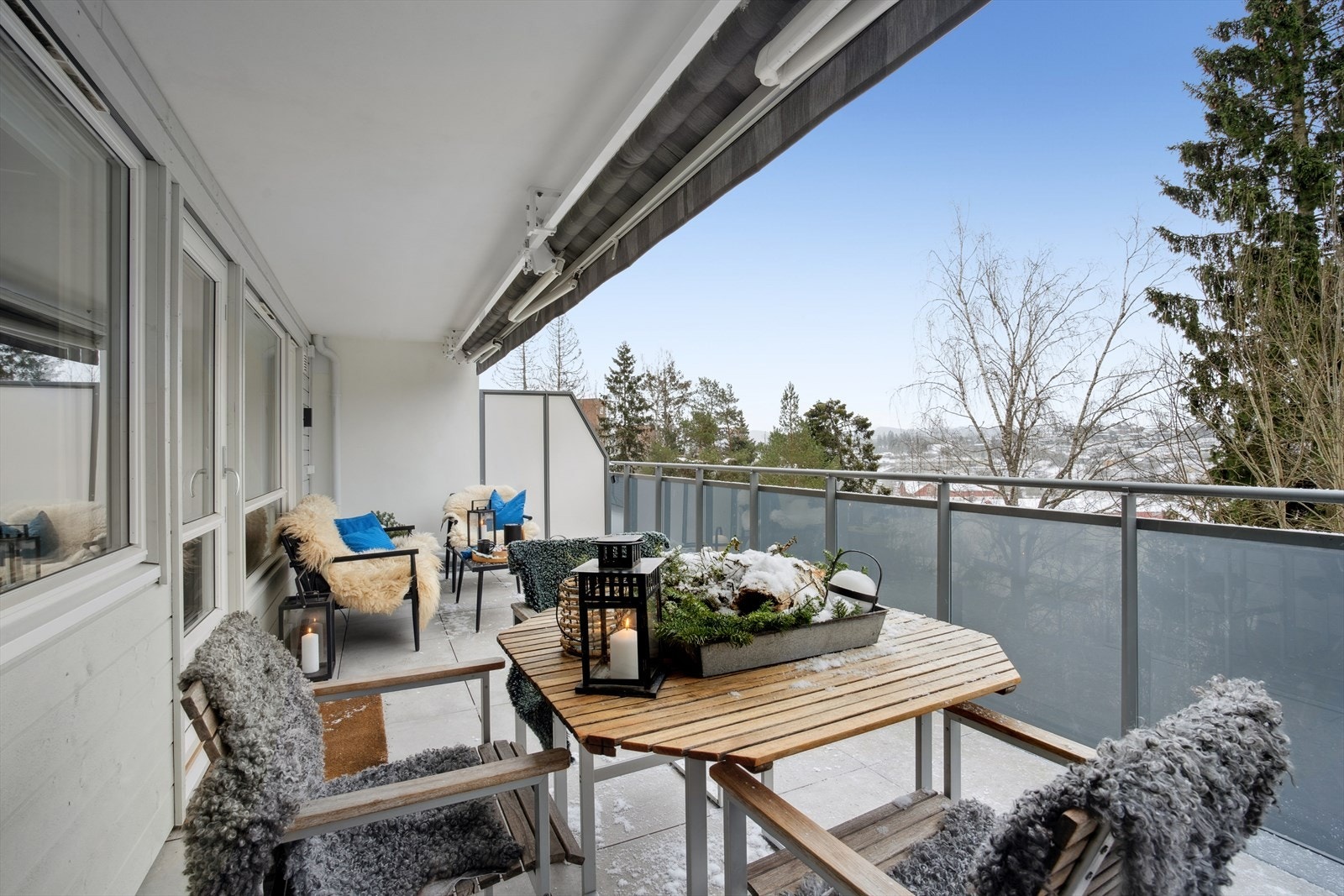 Fra stuen er det utgang til en stor terrasse på hele 20 kvadratmeter. Galleribilde