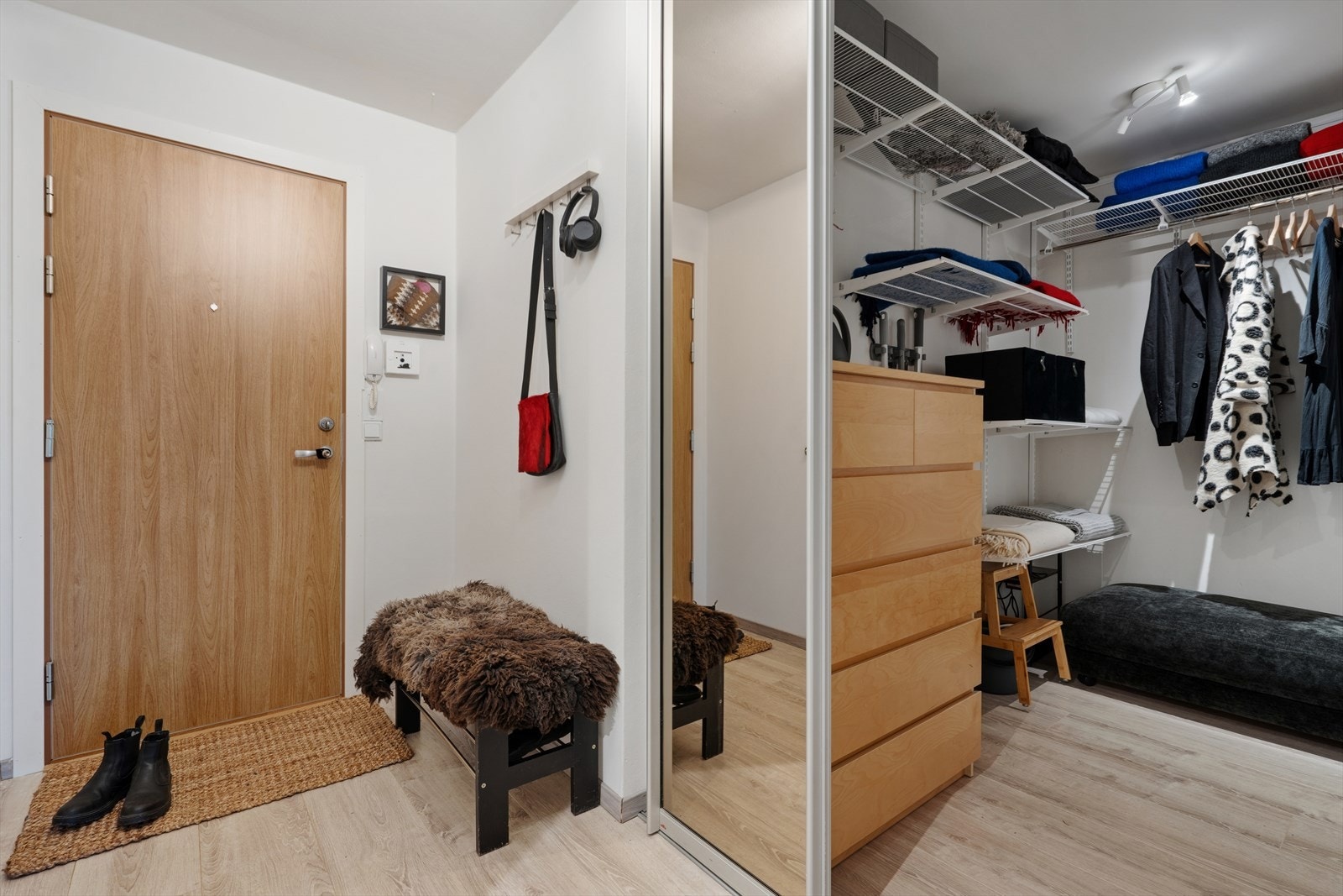 Leiligheten har en hyggelig entré. Galleribilde