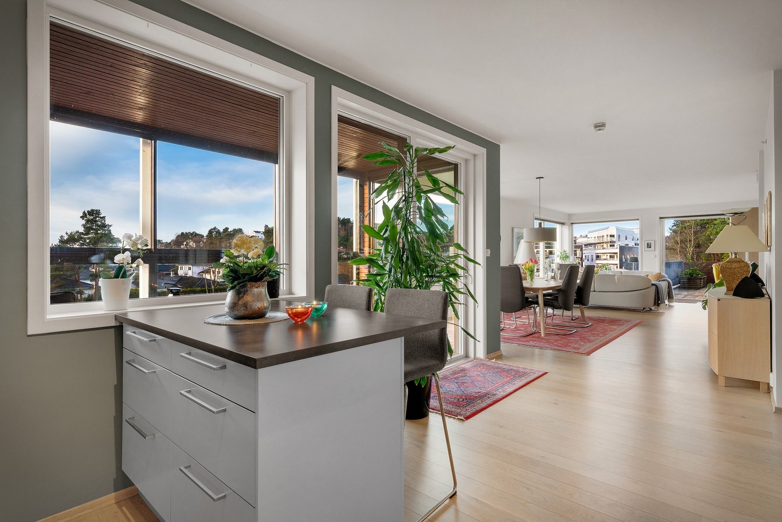 Kjøkkenet har en fin avgrensning med øy med barløsning Galleribilde