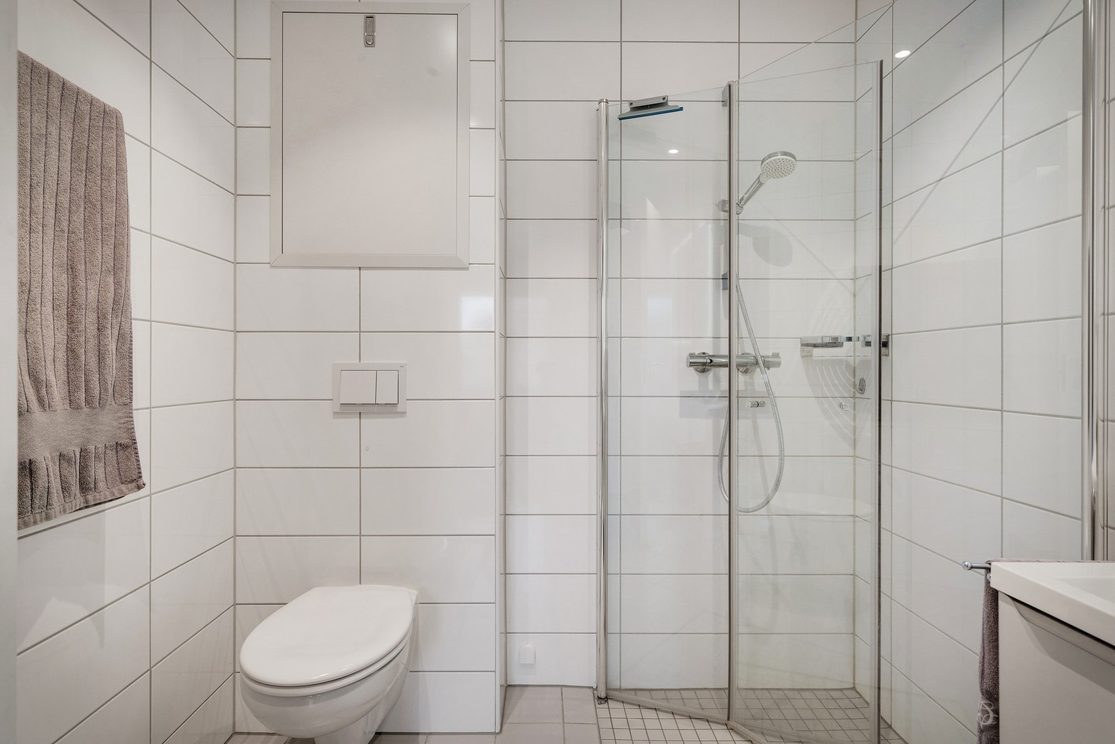 Også her er det varme i gulv og spotlights i taket Galleribilde