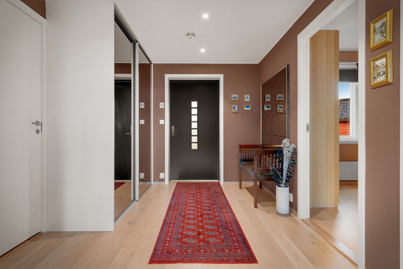 Boligen har en romslig entre Galleribilde