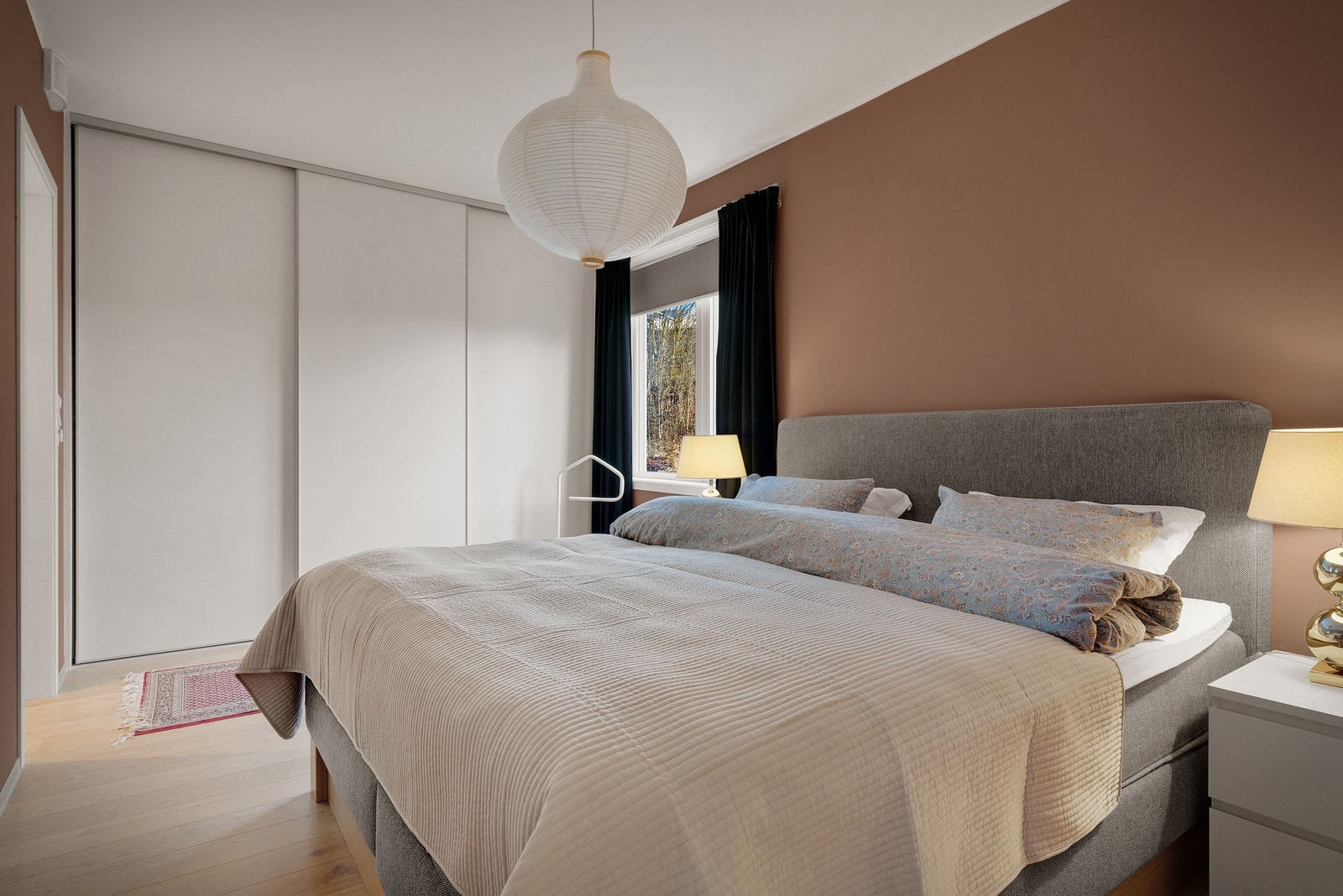 Skyvedørsgarderobe med god oppbevaringsplass Galleribilde