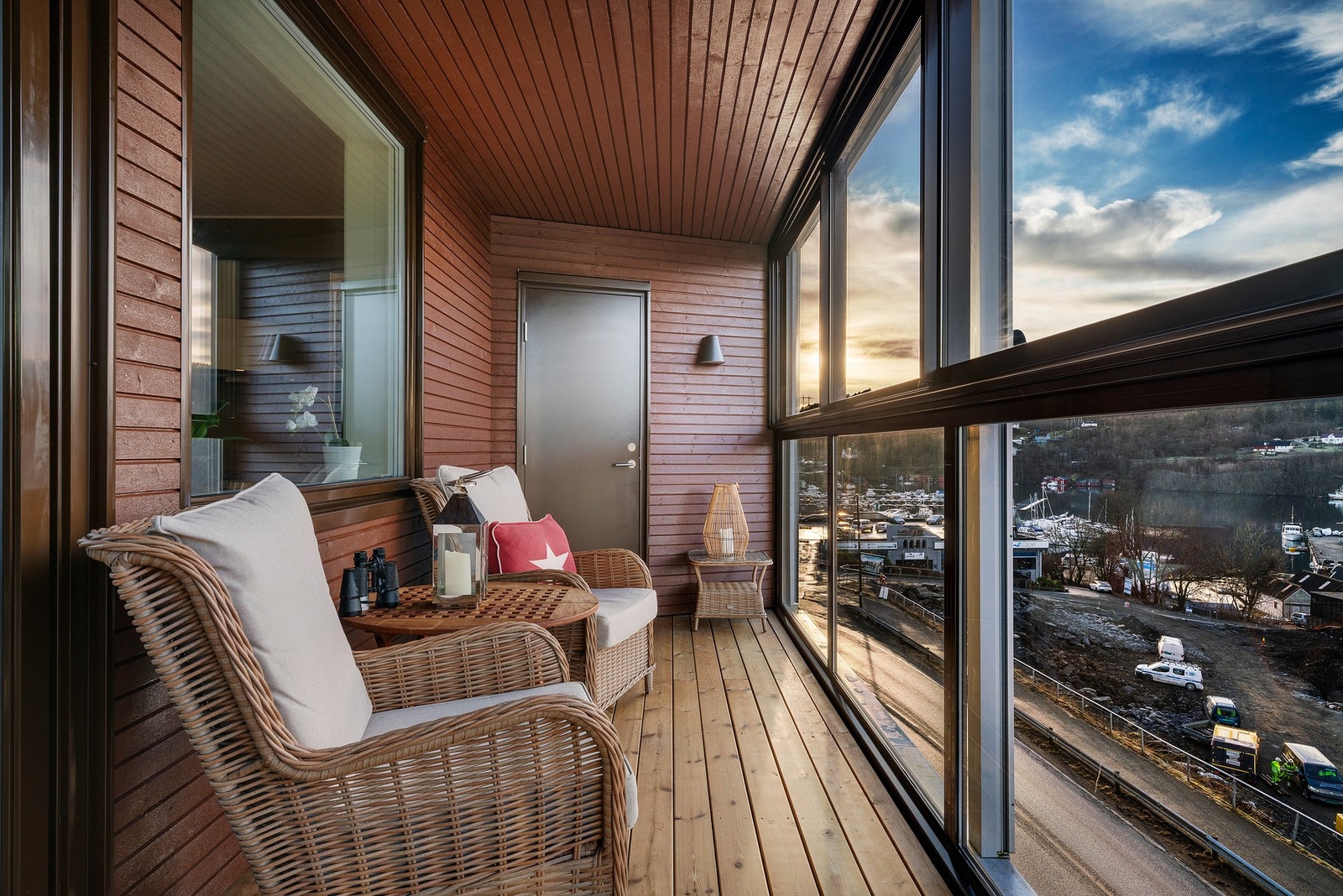 Det er bod i tilknytning til verandaen Galleribilde