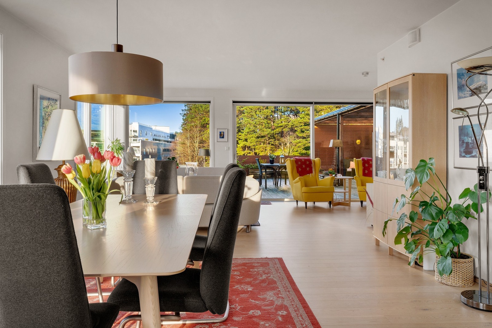 Boligen har enstavs parkett på gulvet Galleribilde