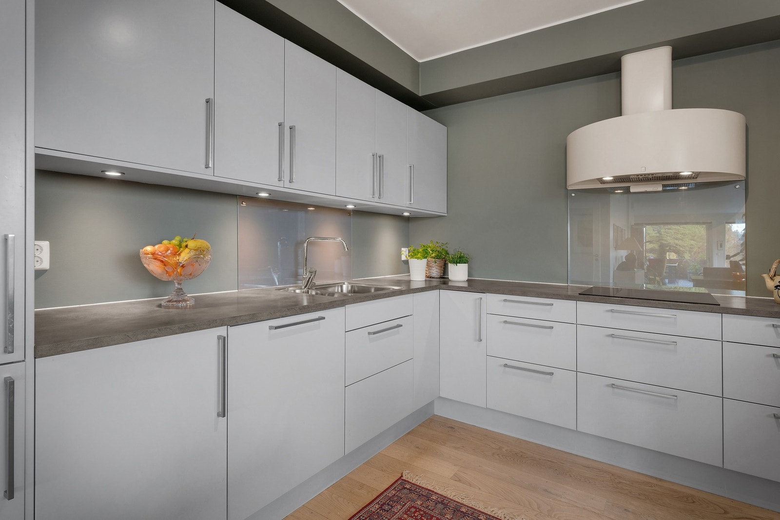 Det er god benkeplass og planlimt kjøkkenvask Galleribilde