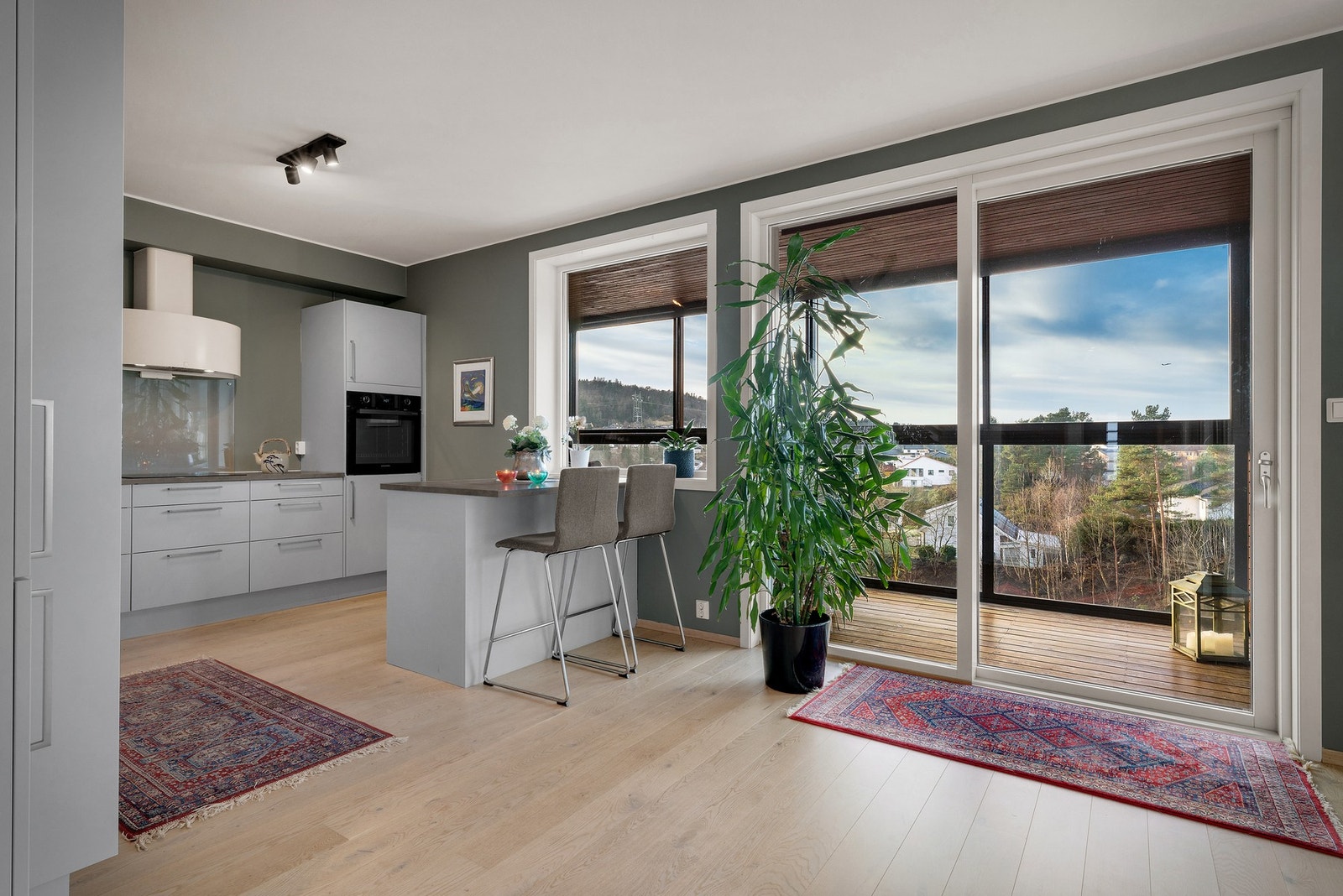 Kjøkkenet er stilrent og delikat Galleribilde