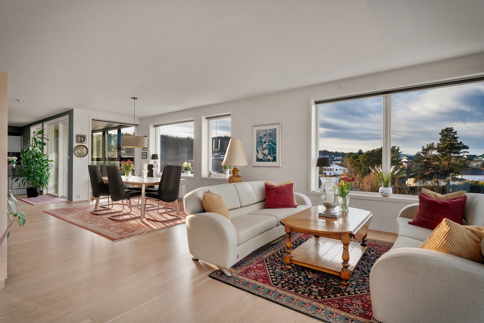 De store vinduene gir boligen veldig gode lysforhold Galleribilde