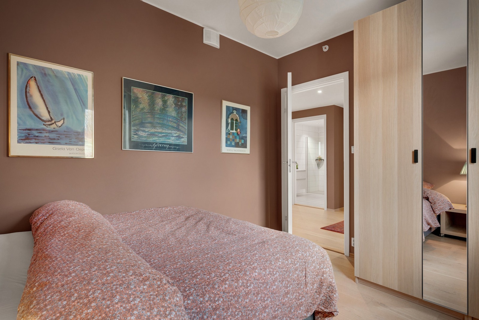 Soverom nummer 2 er av god størrelse Galleribilde