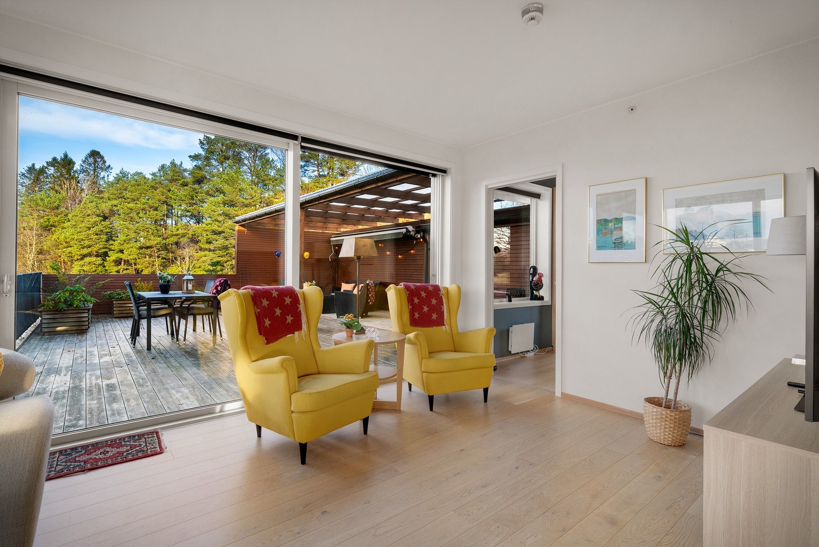 Fra stuen er det utgang til den store og solrike terrassen Galleribilde