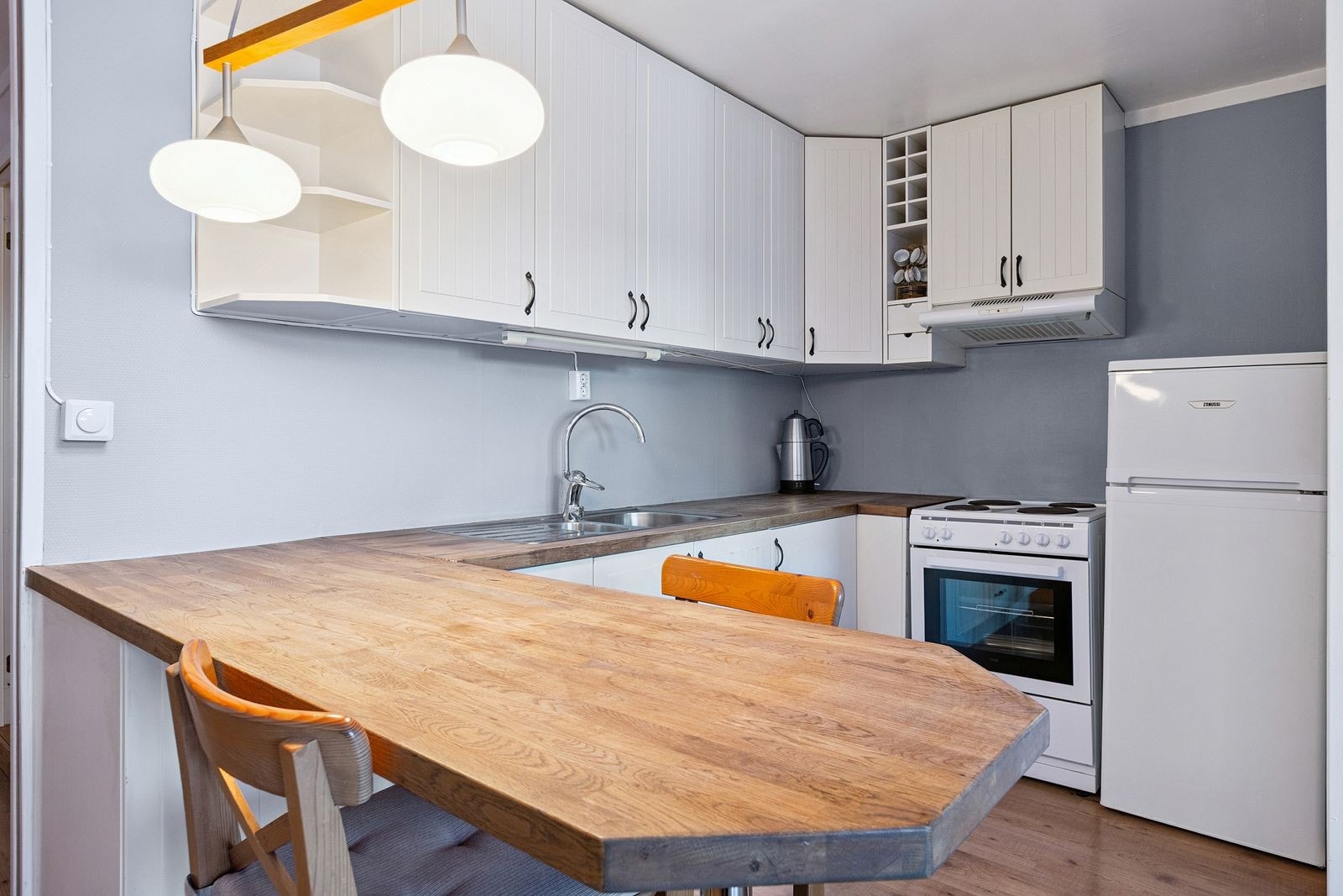 KJøkken med praktisk benkeløsning. Frittstående kombiskap og komfyr følger leiligheten. Galleribilde