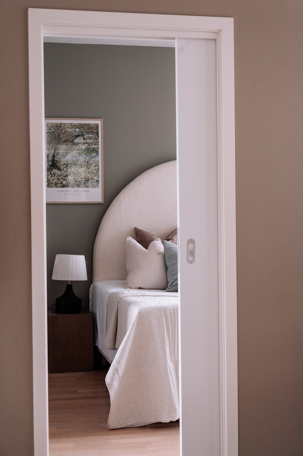 Adkomst til soverommet via skyvedører fra stue / kjøkken. Galleribilde