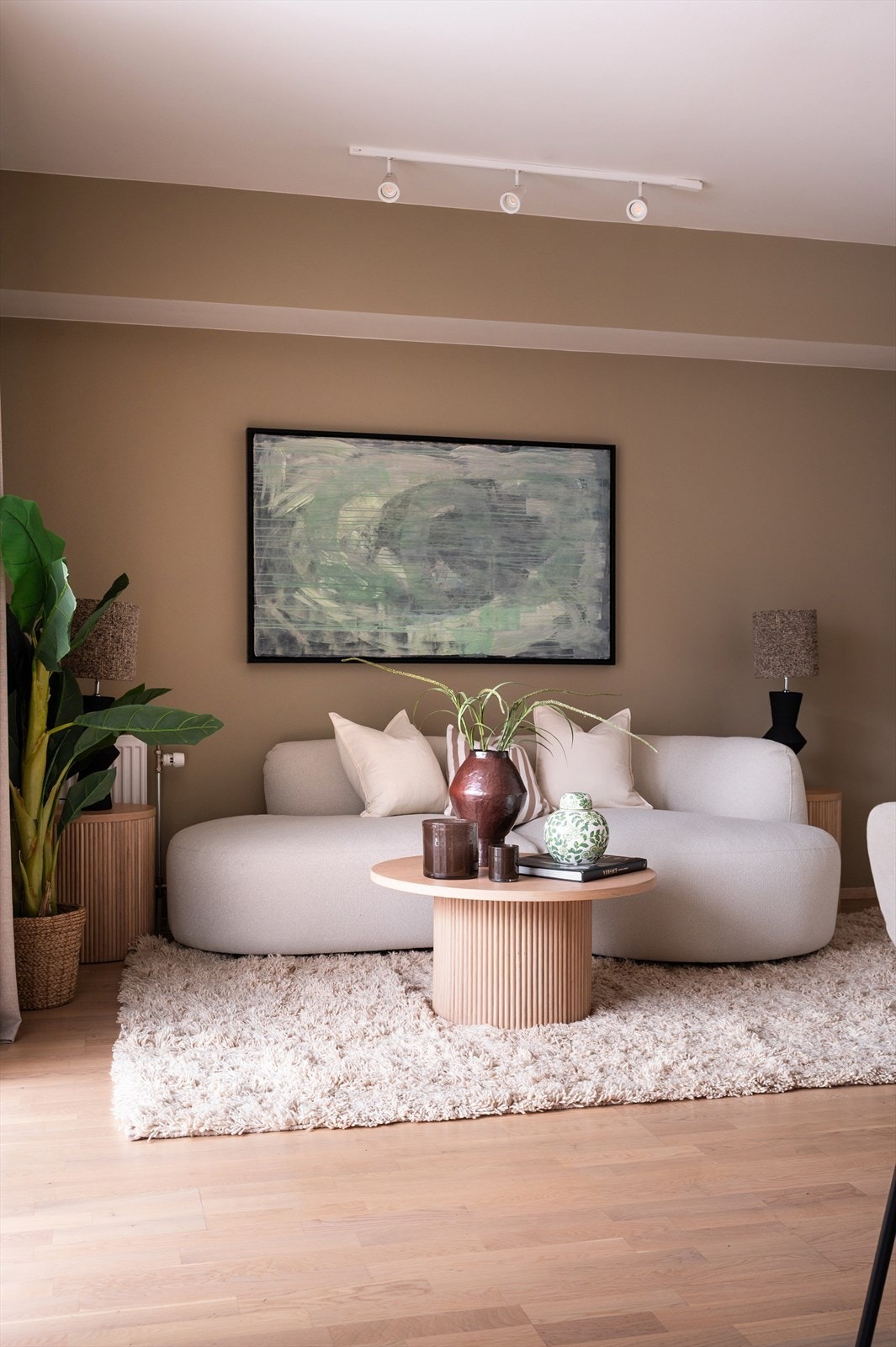 Hele leiligheten er malt i lune og tidsriktige fargetoner. Galleribilde