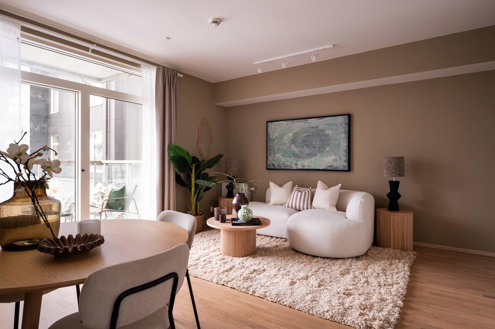 Stuen tilbyr gode møbleringsmuligheter, med plass til både sofaseksjon med tilhørende møbler og et spisebord for hyggelige sammenkomster. Galleribilde