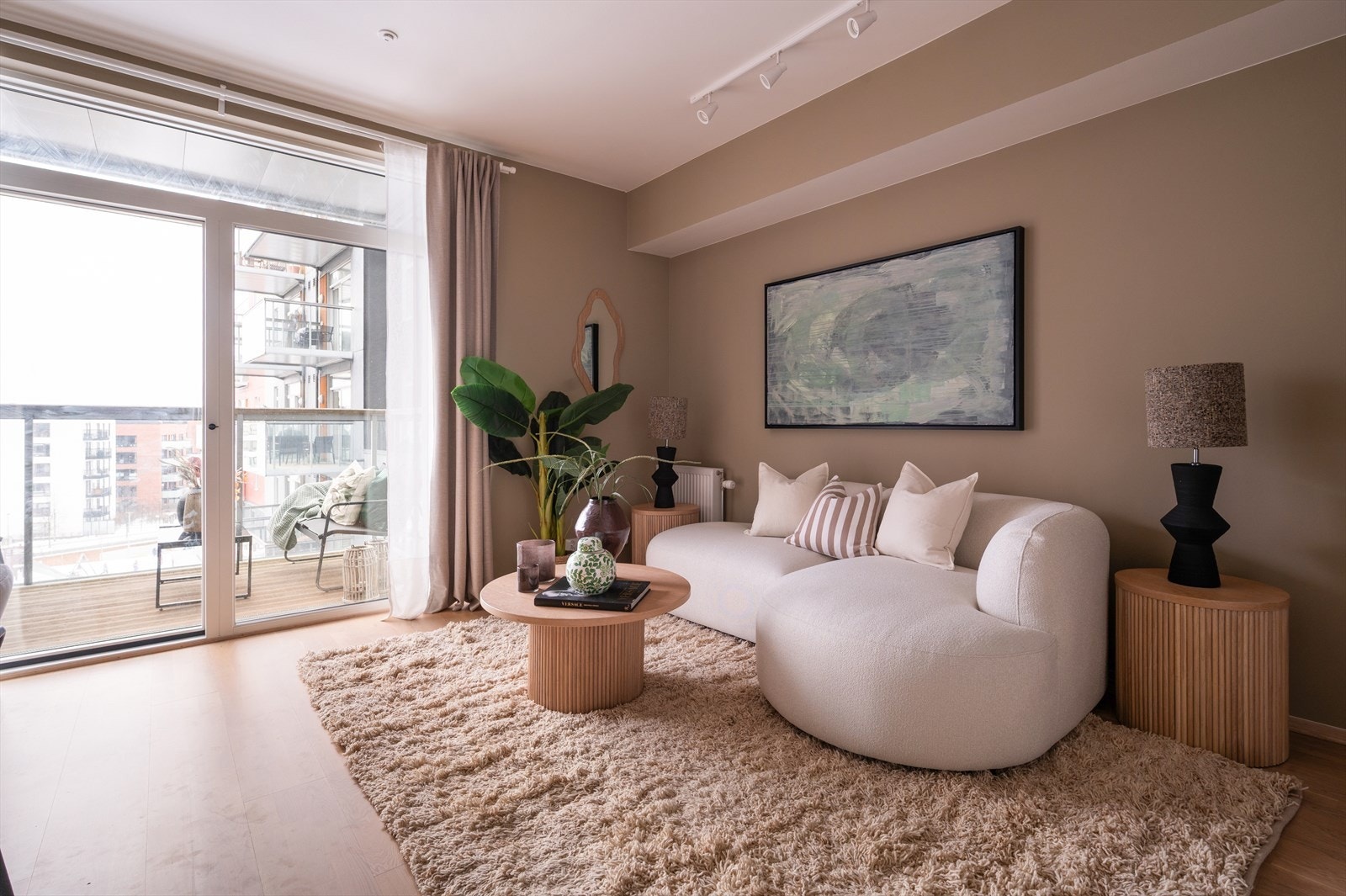 Lys og innbydende stue med store gulv-til-tak-vinduer som slipper inn rikelig med naturlig lys. Galleribilde