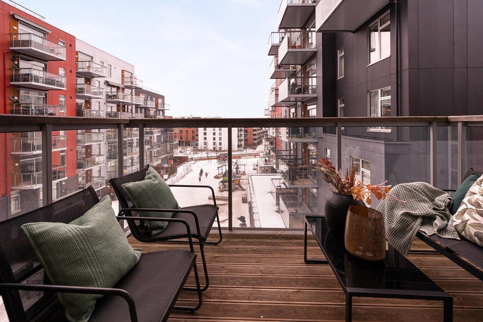 Fra stuen er det utgang til balkongen, som fungerer som en forlengelse av oppholdsrommet i sommerhalvåret. Galleribilde