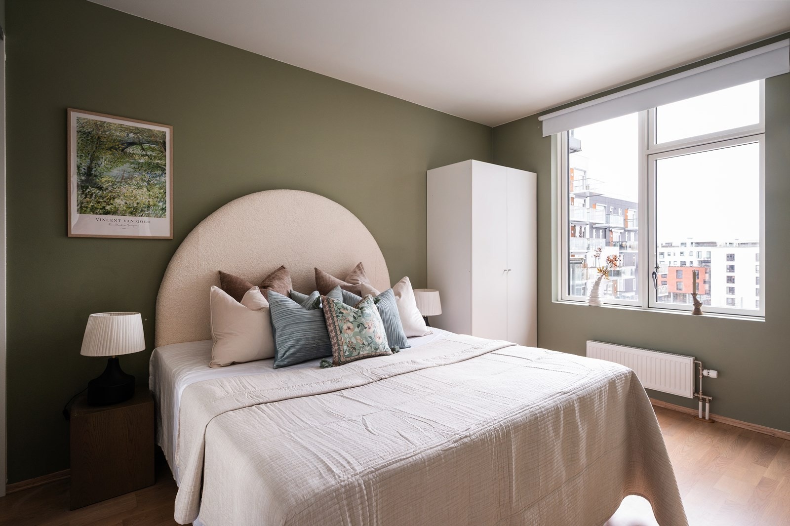 Soverommet vender mot indre gårdsrom og har god plass til dobbeltseng, nattbord og kommode eller kontorløsning. Galleribilde