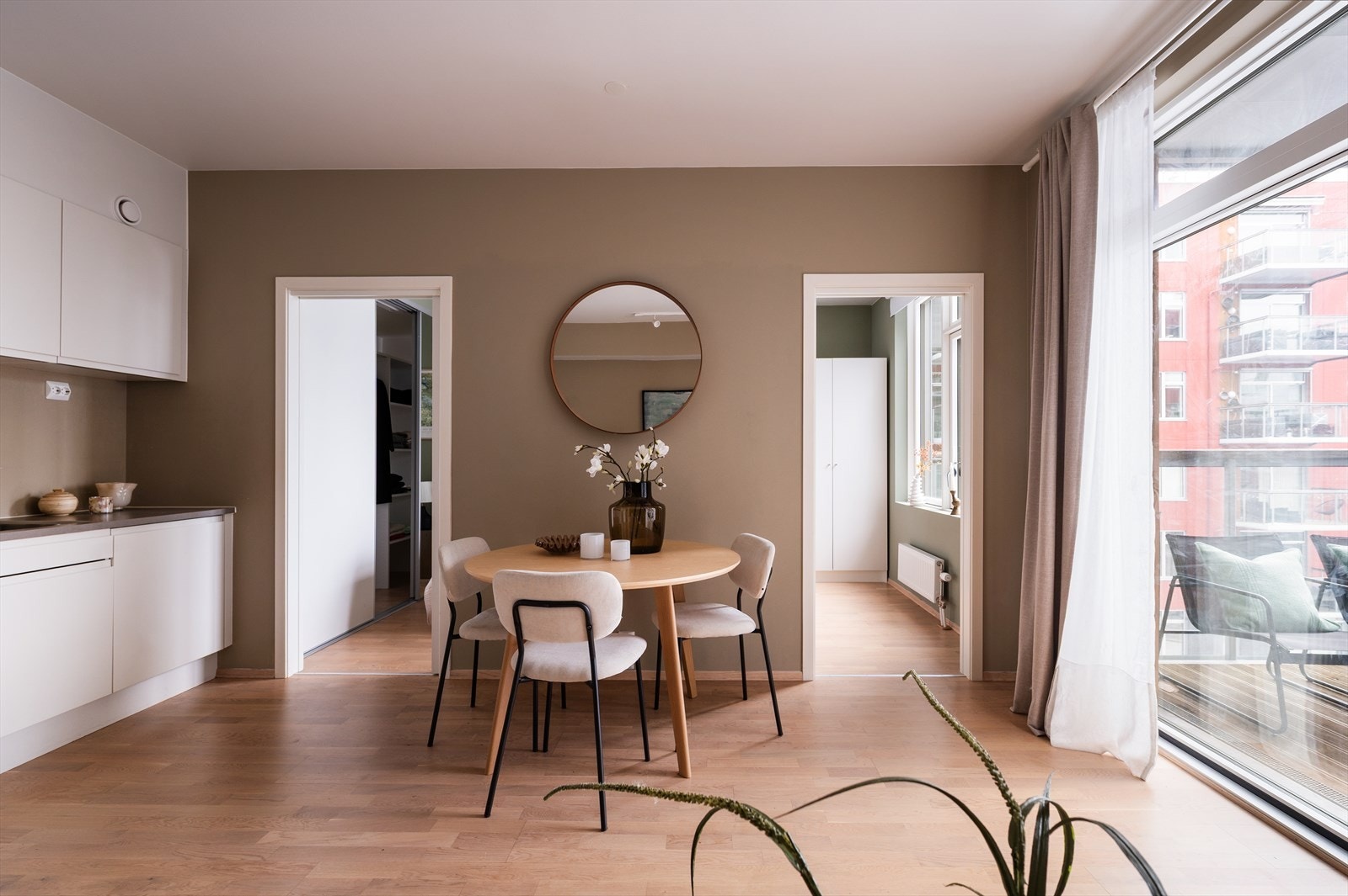 Kjøkkenet ligger i åpen løsning mot stuen, noe som skaper en sosial og luftig planløsning. Galleribilde