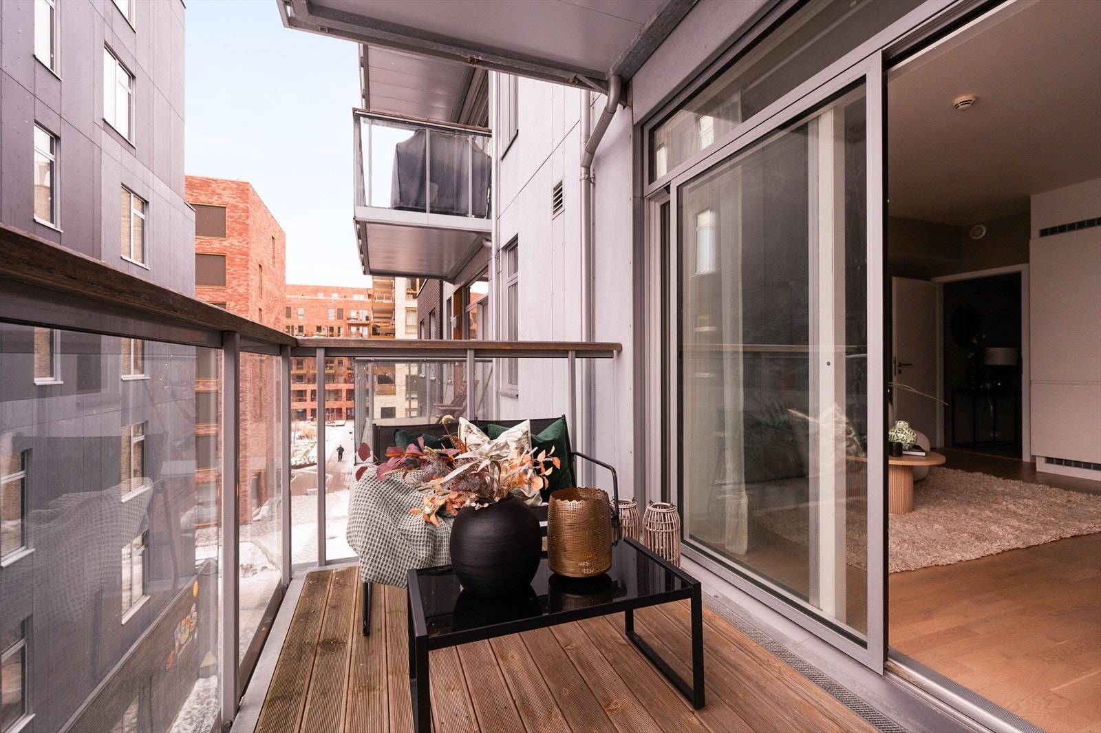 Balkongens glassrekkverk sørger for rikelig lys inn i leiligheten, og den overbygde utformingen gjør at sesongen kan nytes lenge. Galleribilde