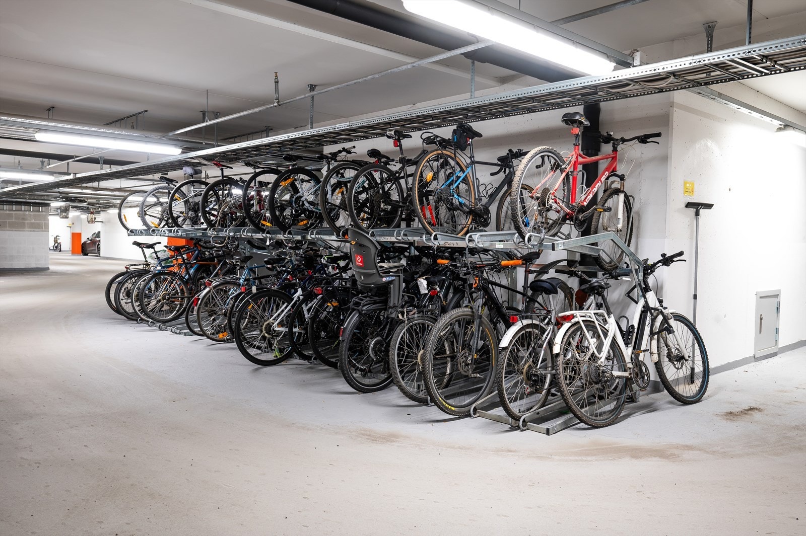 Felles sykkelparkering i garasjeanlegg. Galleribilde