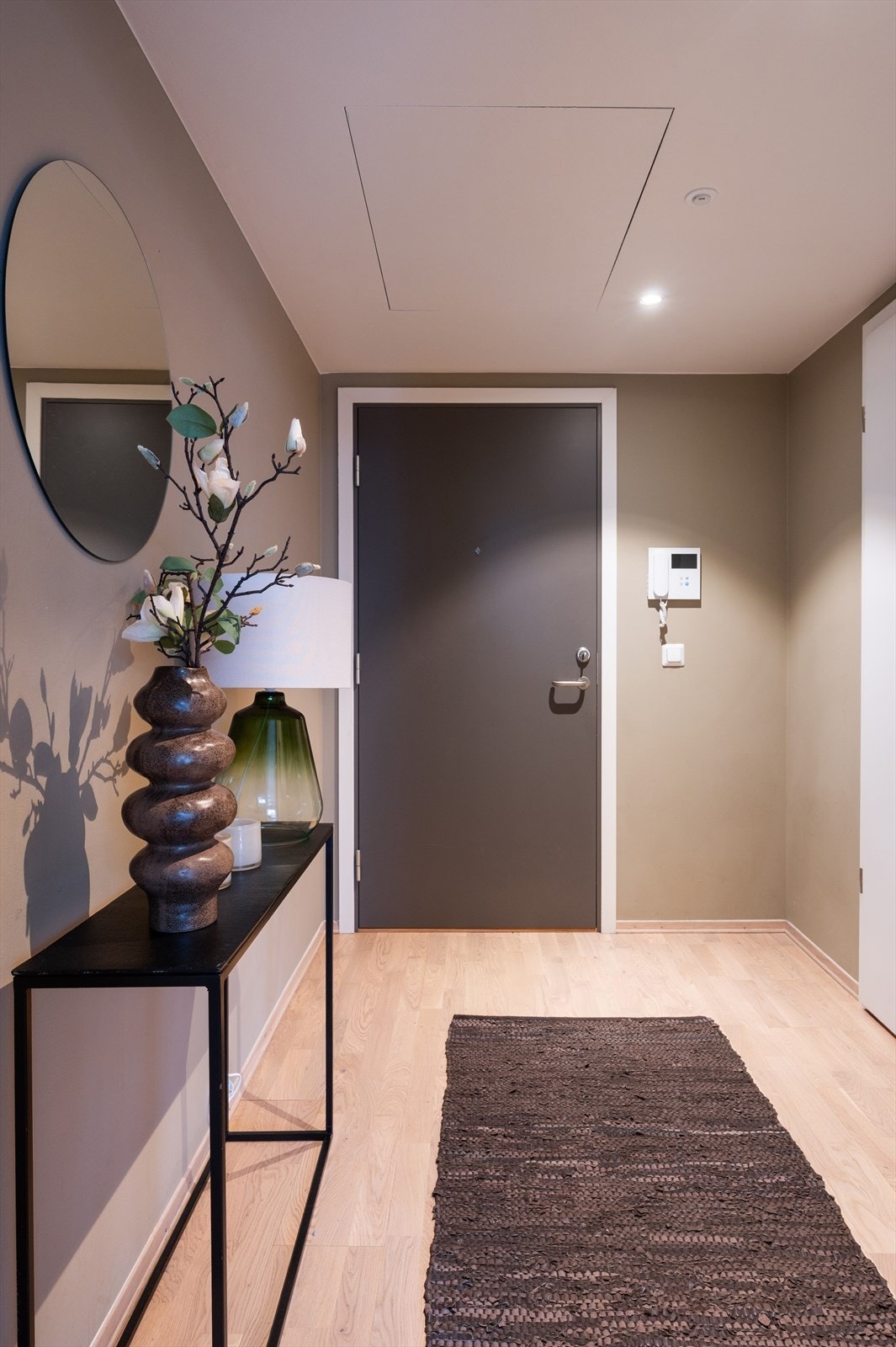 Lys og innbydende entré som skaper et flott førsteinntrykk av leiligheten. Her er det plass til oppheng av ytterklær og skoplassering, med mulighet for skoskap, kommode eller annen oppbevaring. Galleribilde