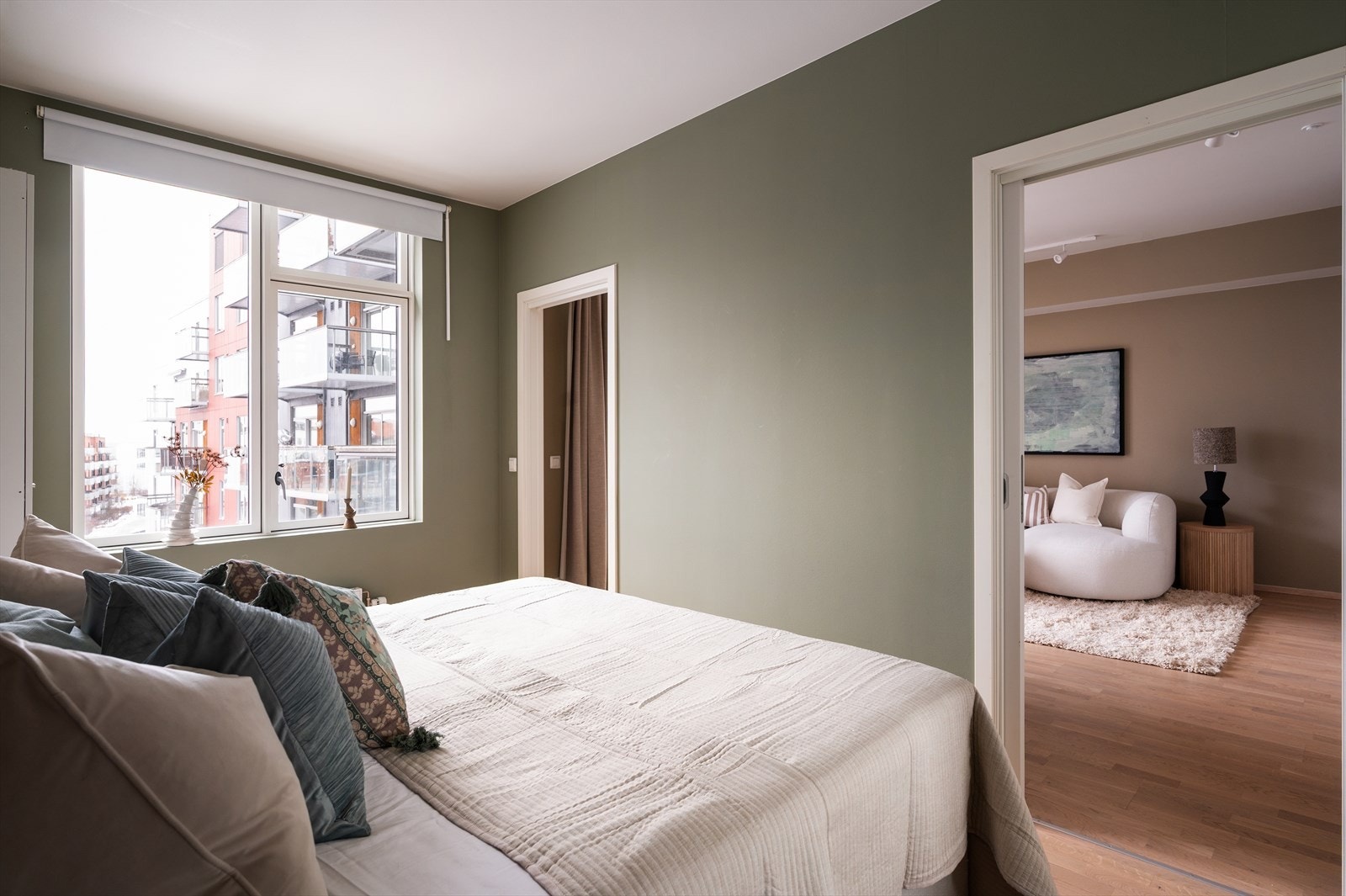 Soverommet har adkomst via to skyvedører fra stuen. Galleribilde