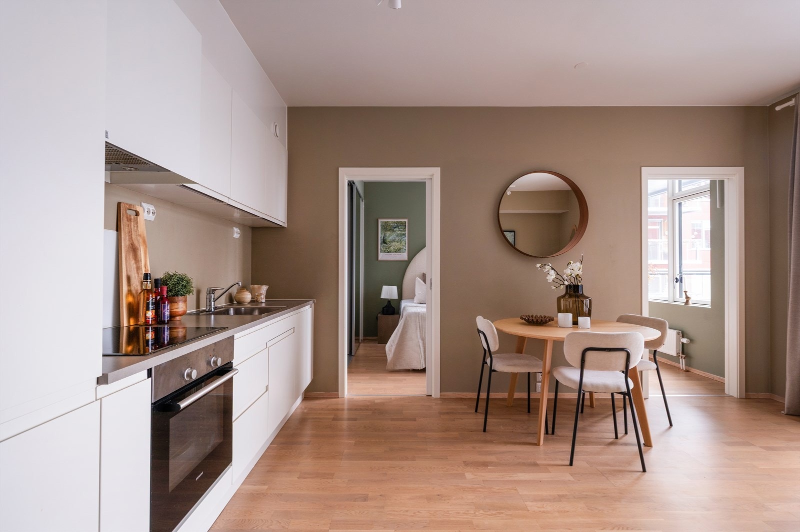 Innredningen har lyse, glatte fronter og laminat benkeplate, med godt med skap- og benkeplass. Integrerte hvitevarer inkluderer platetopp (ny i 2024), stekeovn, oppvaskmaskin og kjøl-/fryseskap, med ventilator plassert over kokeplassen. Galleribilde