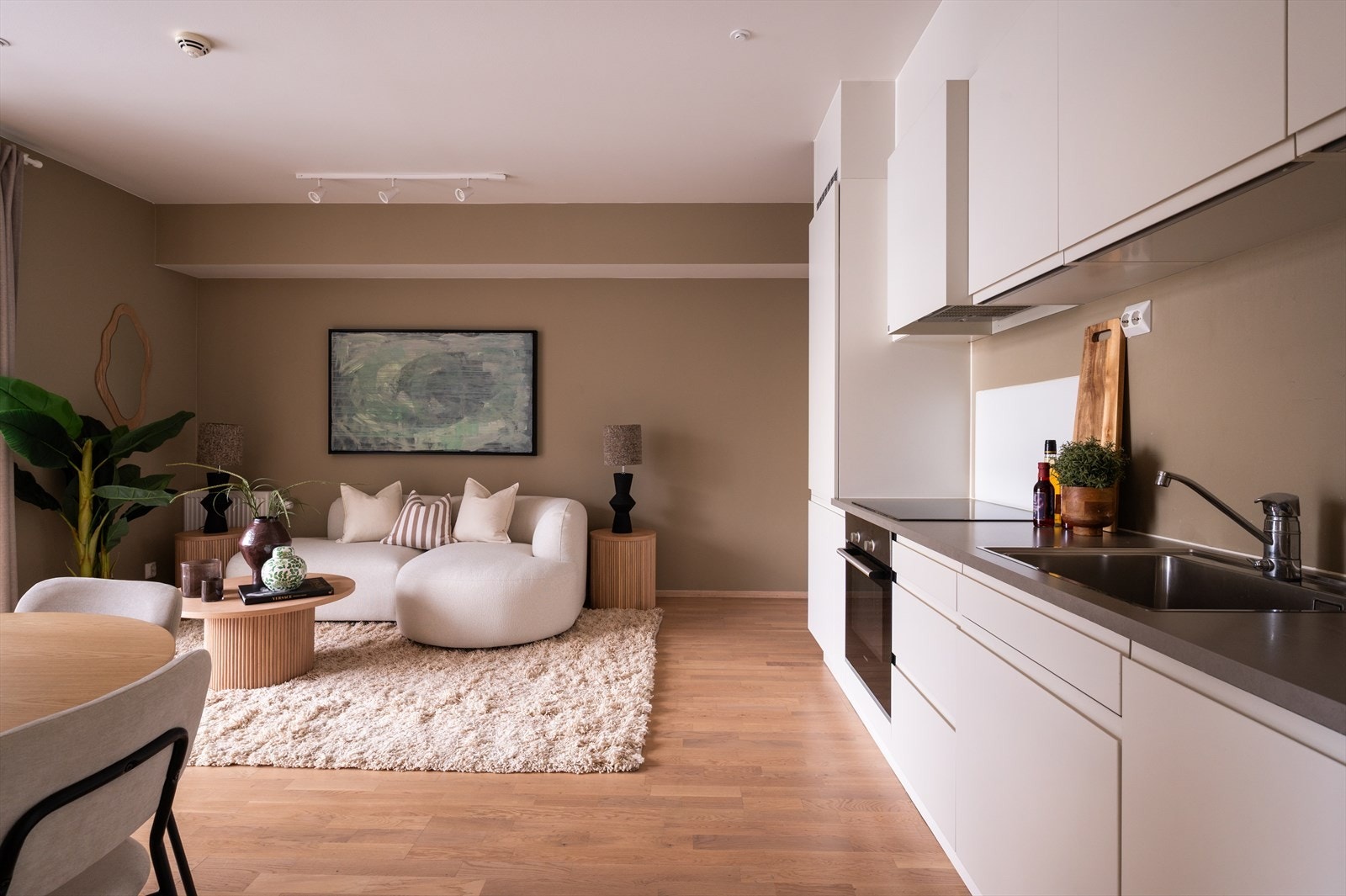 Leiligheten har en flott plassering i byggetes 4. etg og vender i sin helhet mot felles gårdsrom. Galleribilde