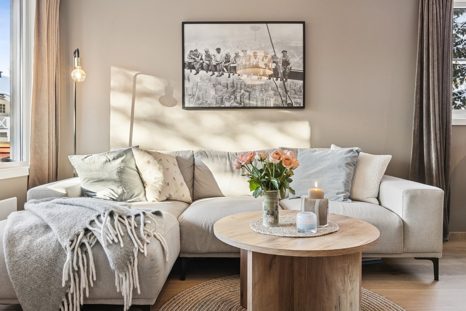 Store vindusflater gir rikelig med naturlig lys og en luftig atmosfære. Galleribilde