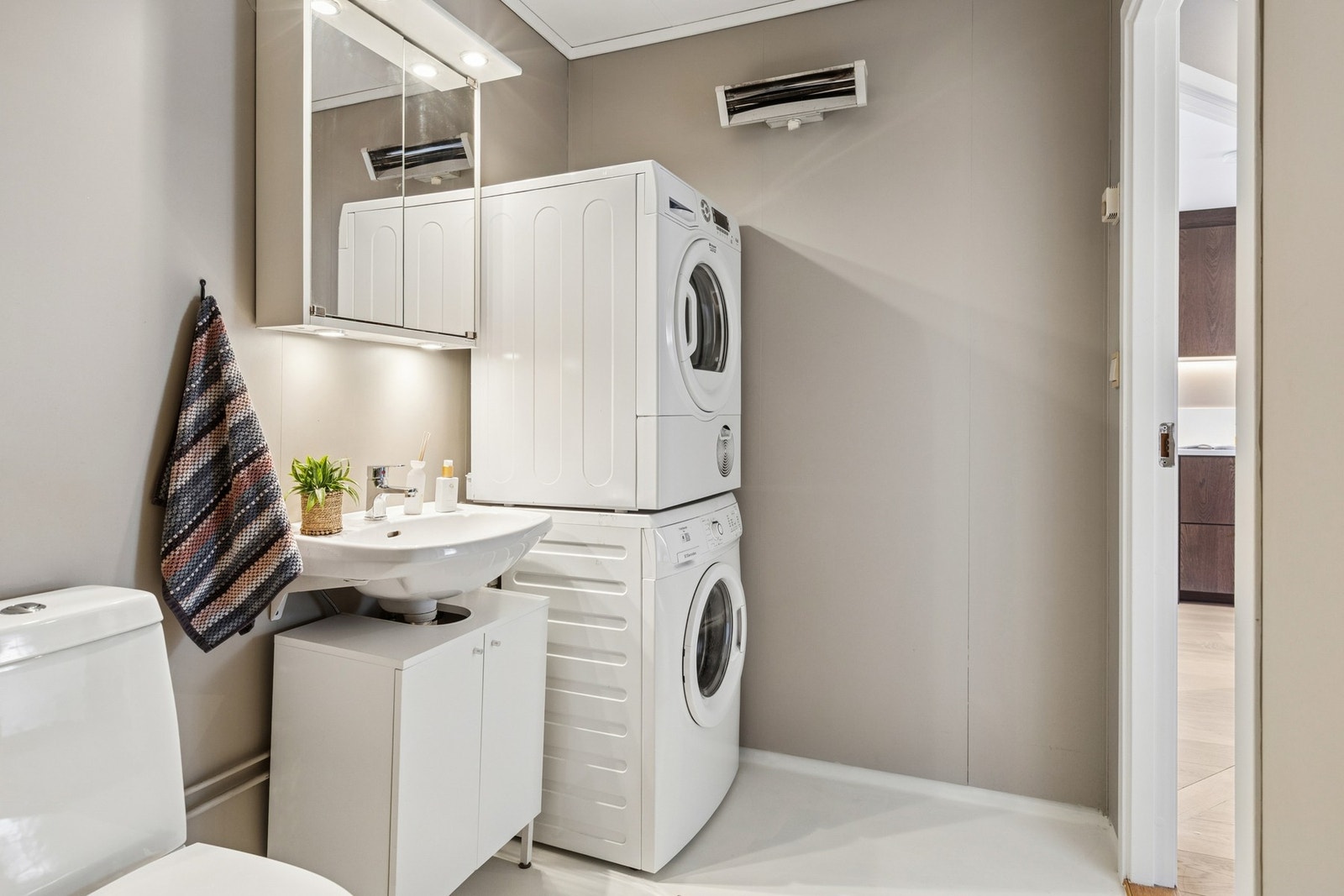 Baderommet er fra byggeår, med enkelte kosmetiske oppgraderinger. Her er det opplegg for vaskemaskin og tørketrommel. Galleribilde