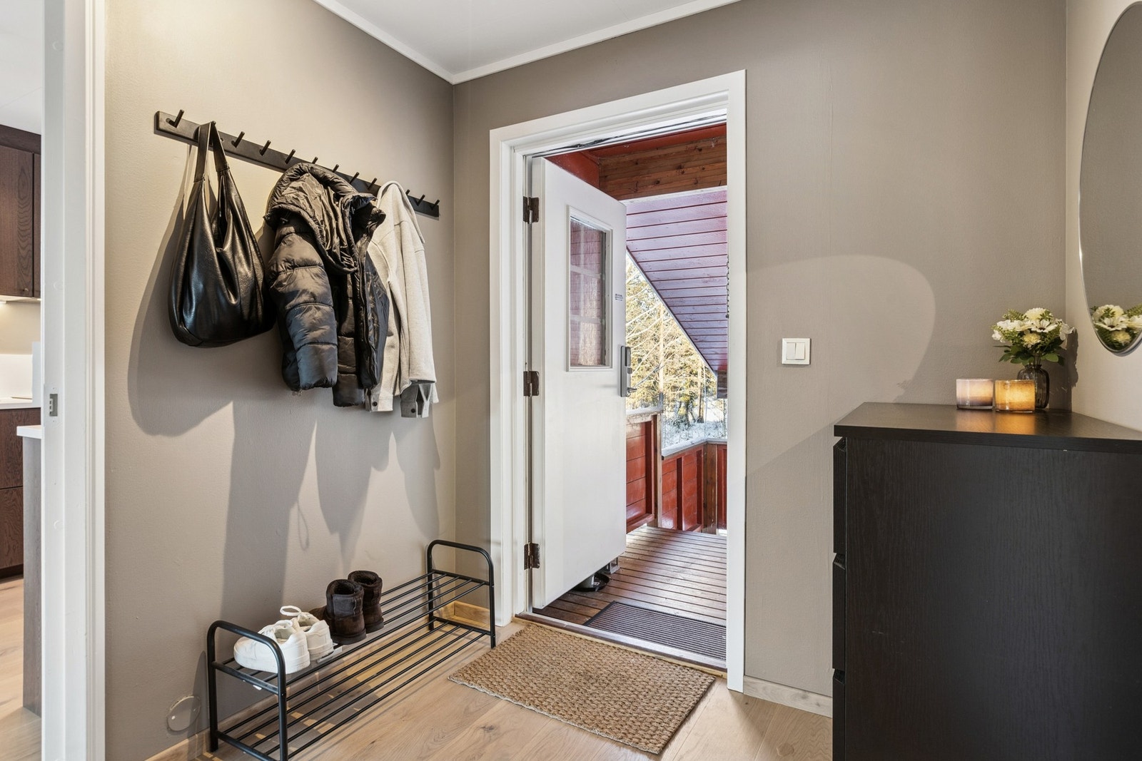 Leiligheten har en innbydende entré/gang med vindfang og tilgang til teknisk bod, som gir gode oppbevaringsmuligheter. Galleribilde
