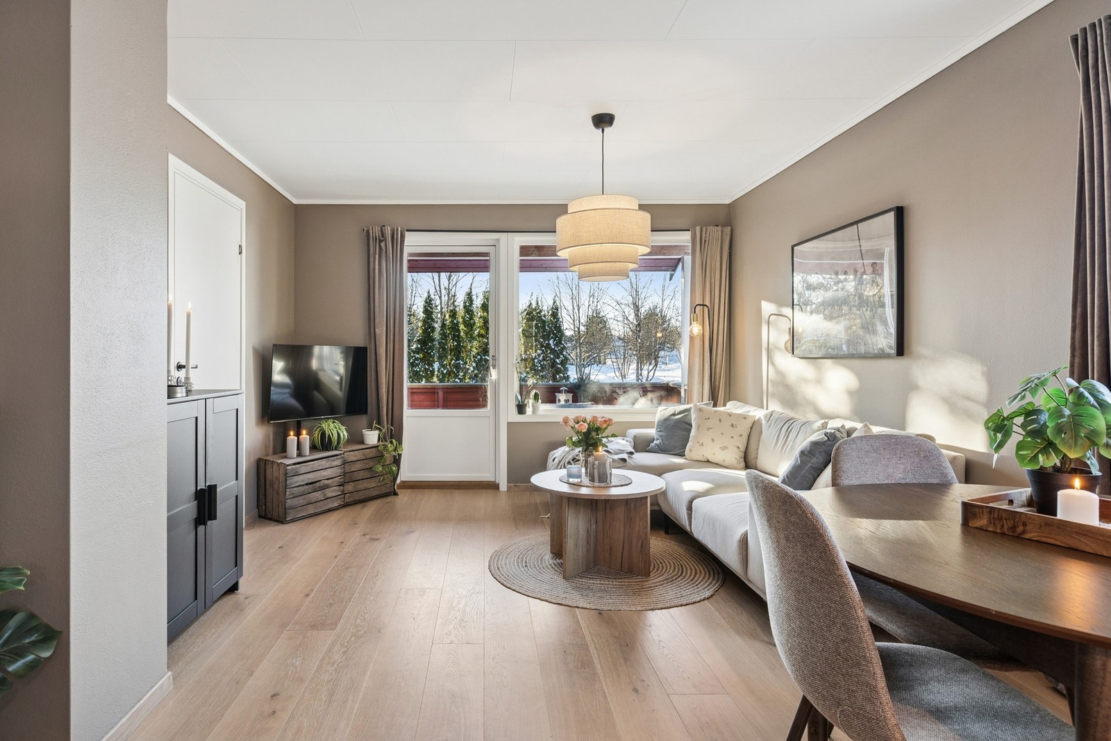 De store vindusflatene slipper inn rikelig med dagslys og gir rommet en ekstra god romfølelse. Galleribilde