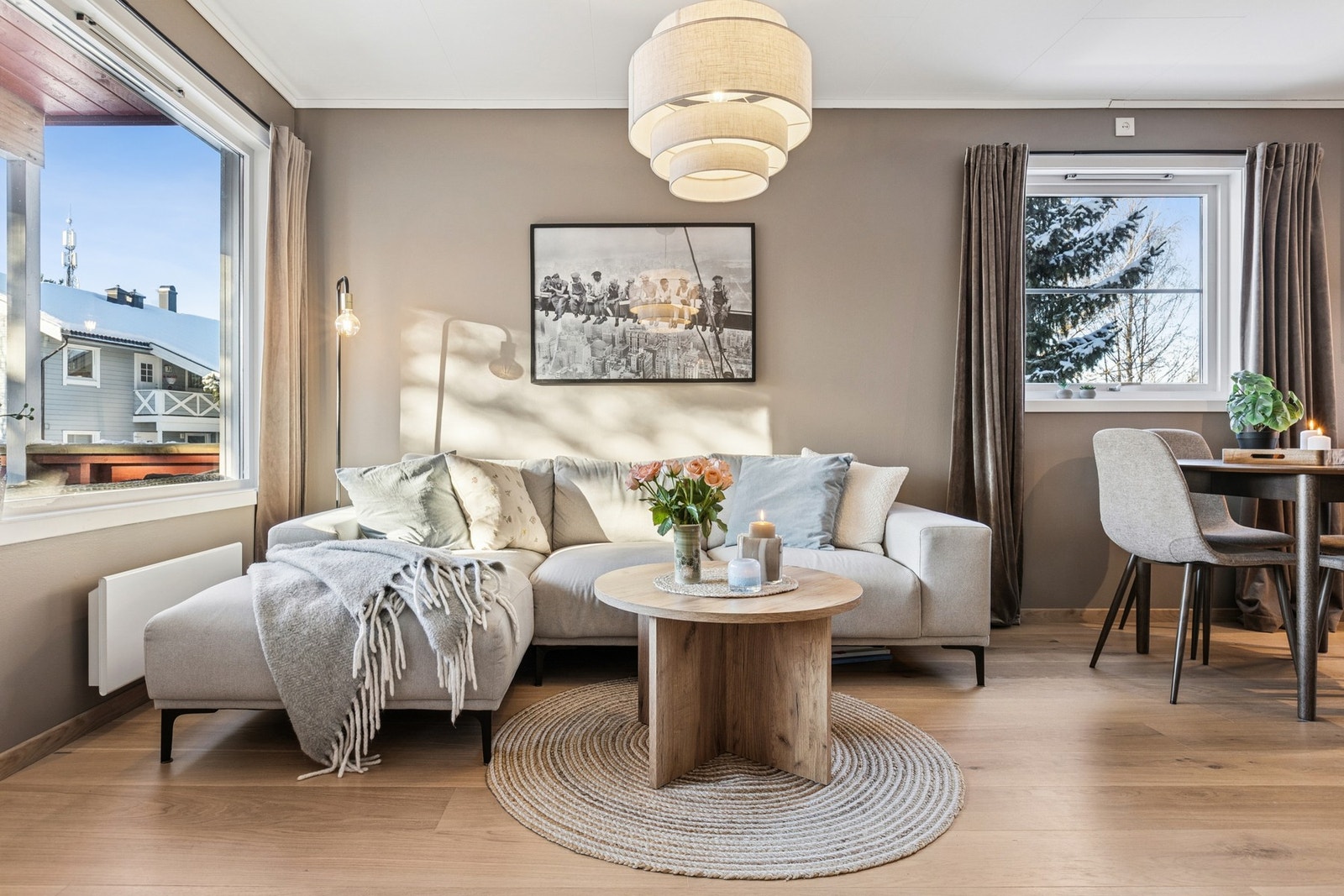 Her er det enkelt å skape en komfortabel og personlig stue med plass til gjester. Galleribilde