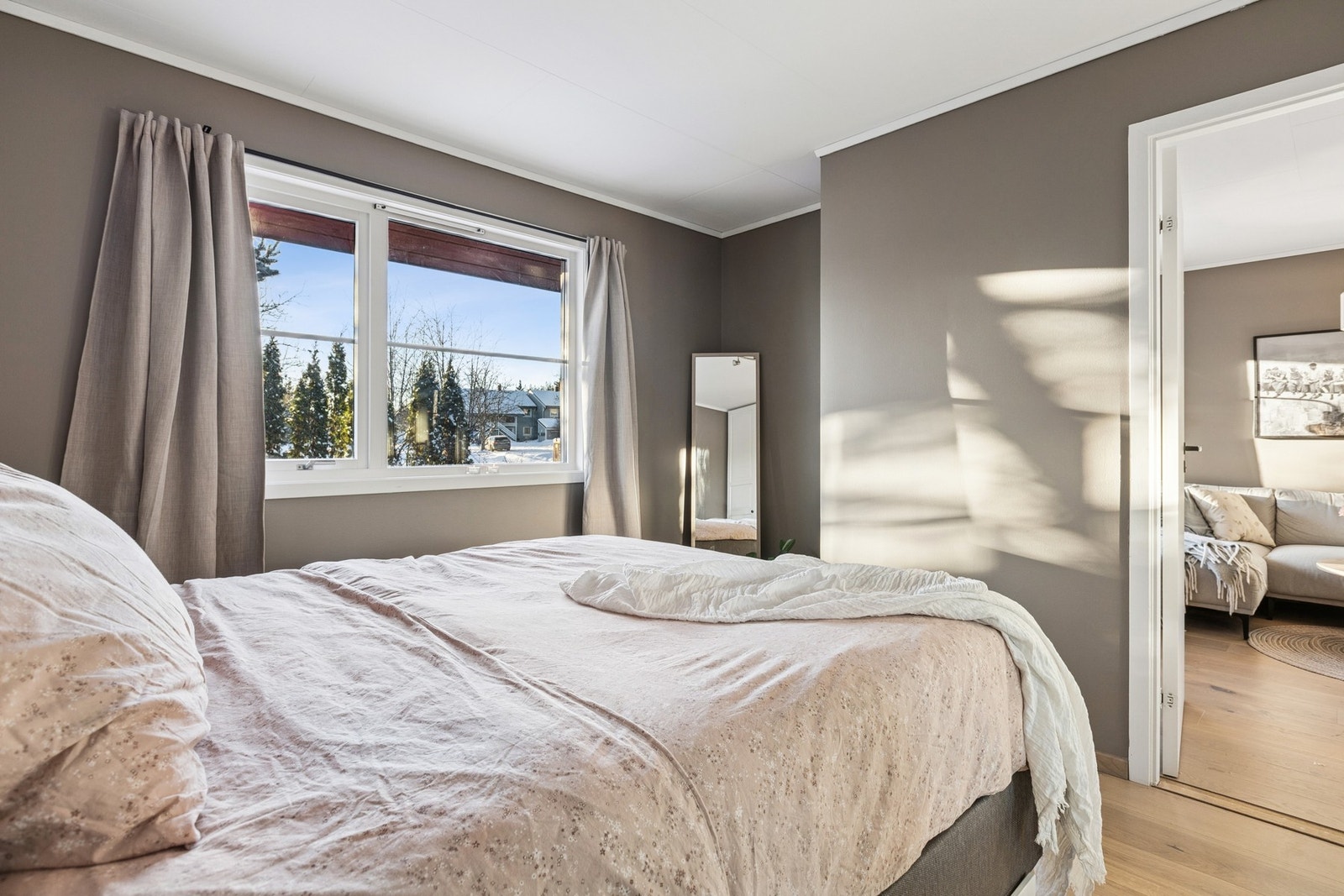 Ett romslig soverom med plass til dobbeltseng og garderobeløsning. Galleribilde