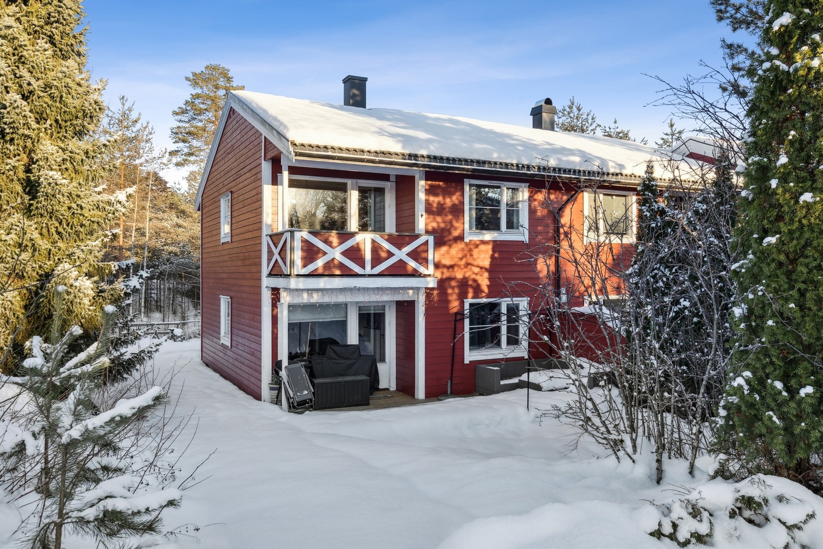 Boligen ligger skjermet til og er i nærhet til servicetilbud, kollektivtransport og fine uteområder. Galleribilde