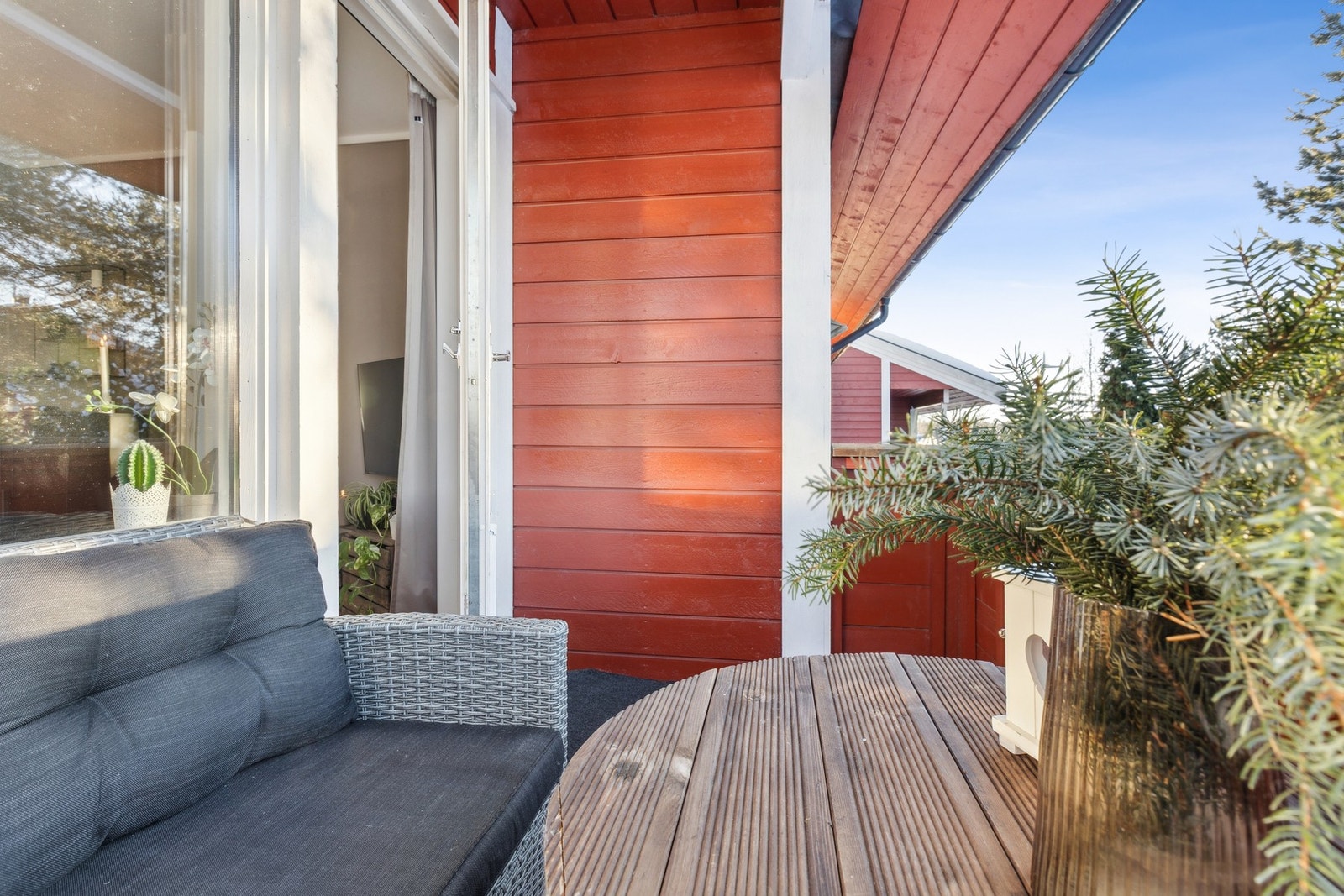 Fra stuen er det utgang til en herlig balkong med gode lysforhold og plass til utemøbler. Galleribilde