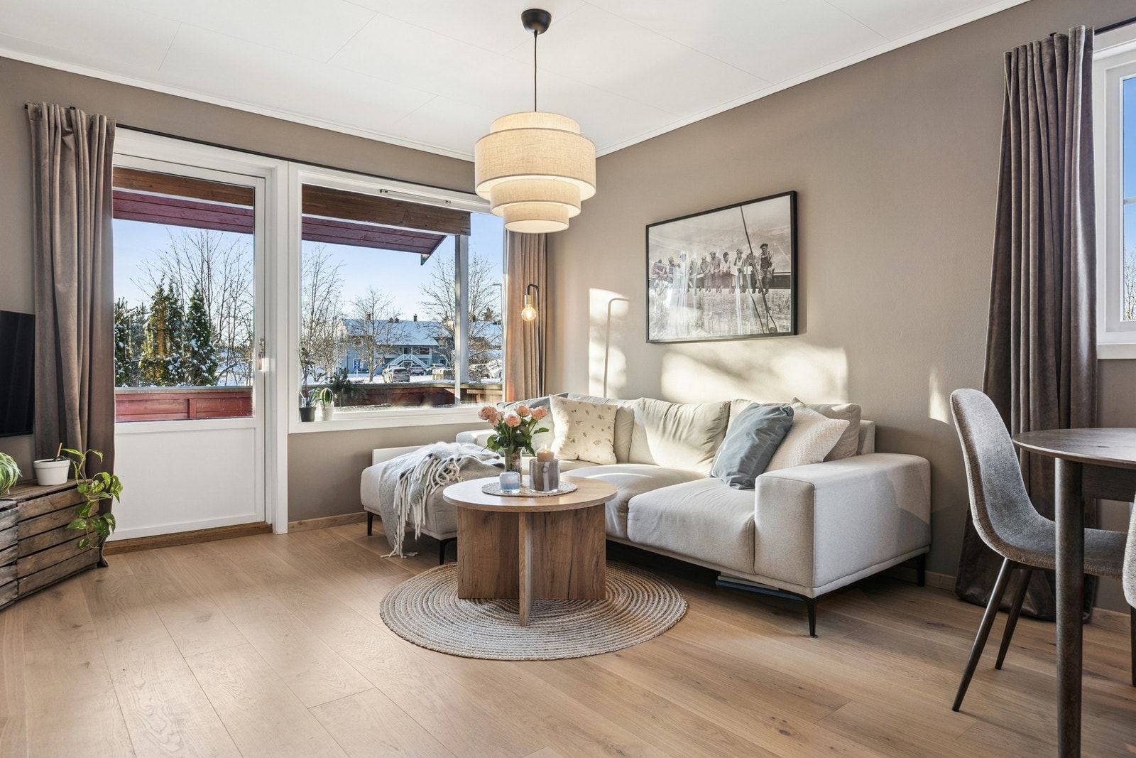 Trivelig og pen leilighet i 2. etasje med flott beliggenhet i et rolig nabolag. Galleribilde