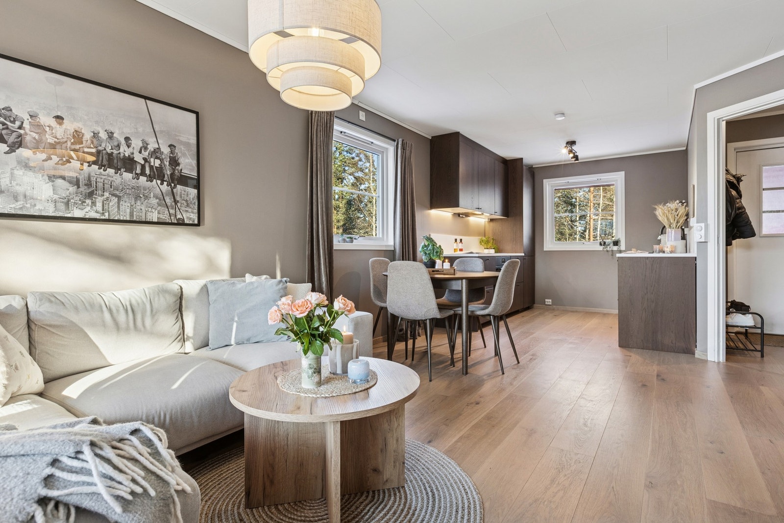 Videre åpner boligen seg opp mot en lys og romslig stue med plass til både sofa- og spisegruppe. Galleribilde