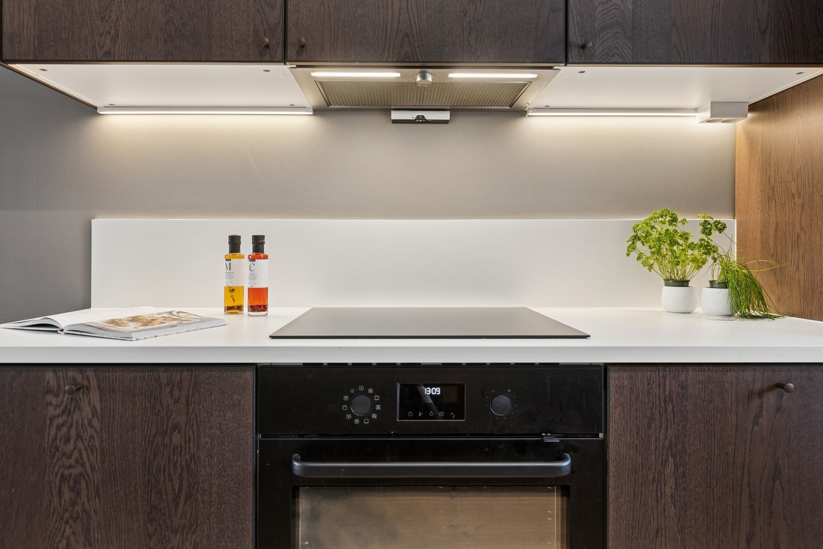 Kjøkkenet har induksjon platetopp, stekeovn og oppvaskmaskin - alt du trenger i hverdagen. Galleribilde