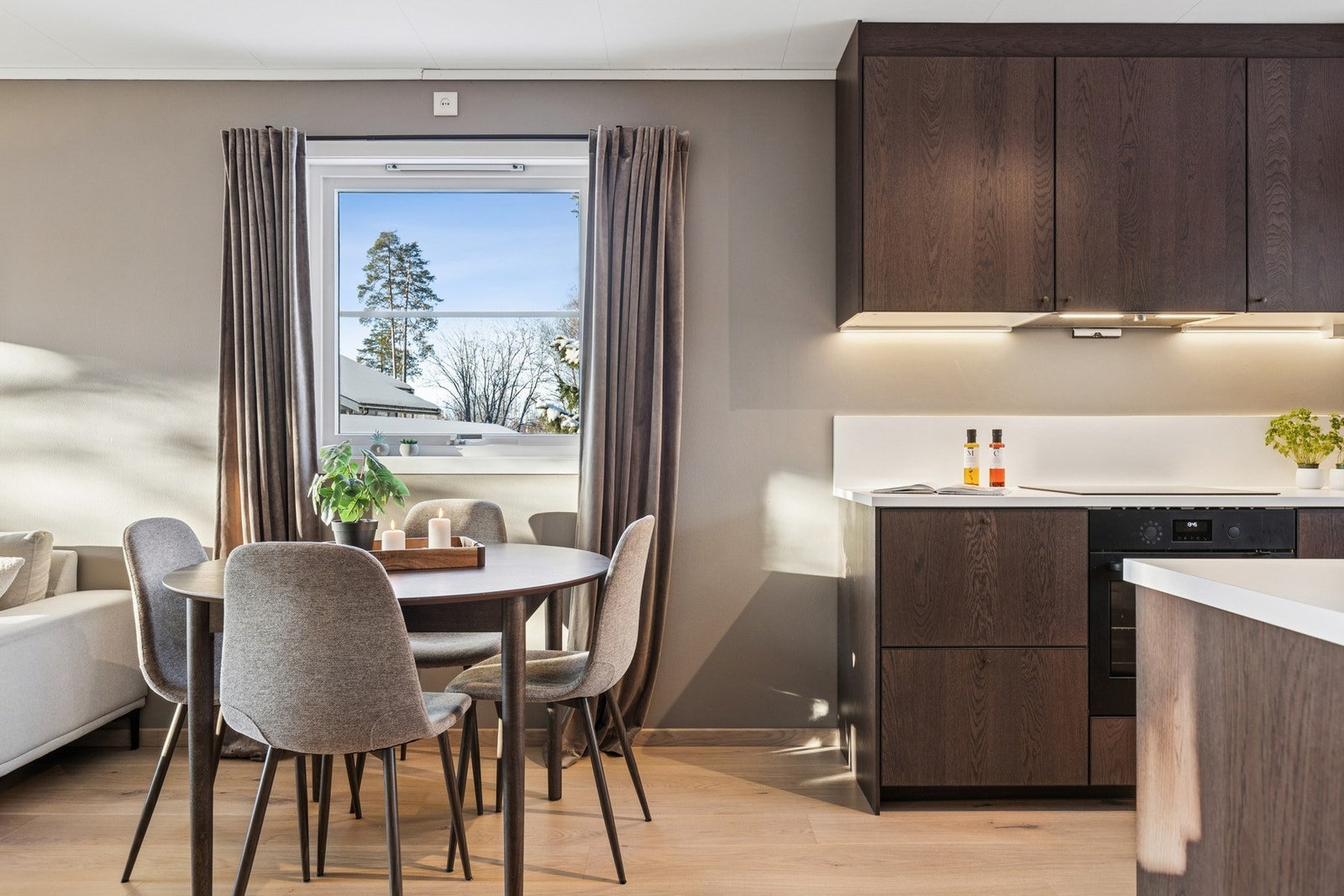 Stue og kjøkken i ett skaper et naturlig samlingssted for både avslapning og måltider. Galleribilde