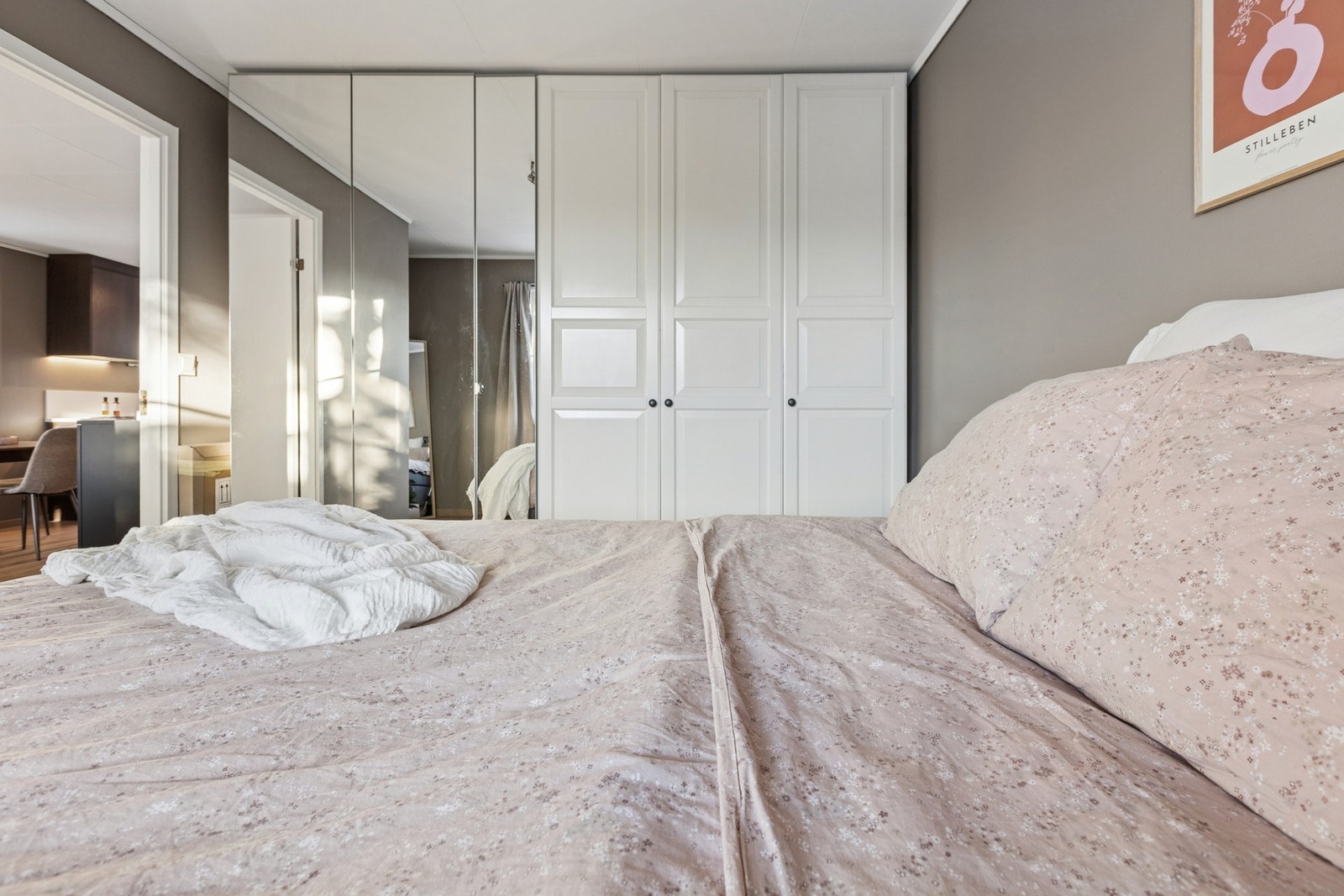 Med garderobeløsningen får du godt med oppbevaringsplass. Galleribilde