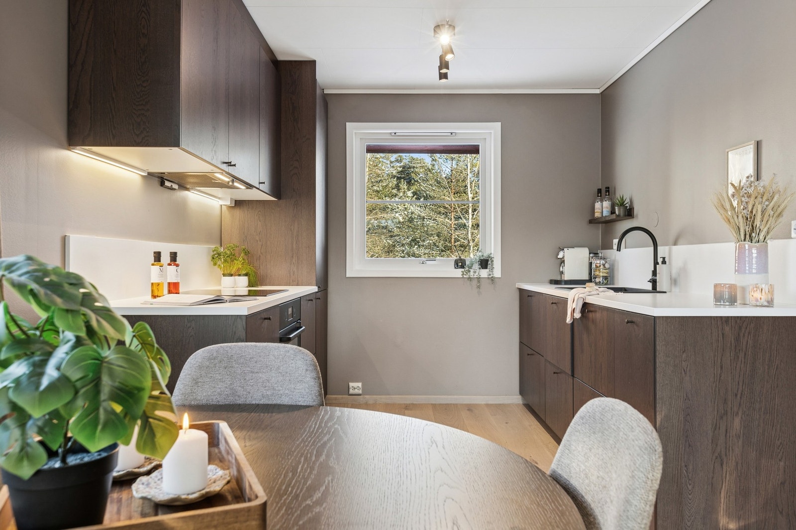 Her får du et luftig oppholdsrom hvor kjøkken og stue naturlig flyter sammen. Galleribilde