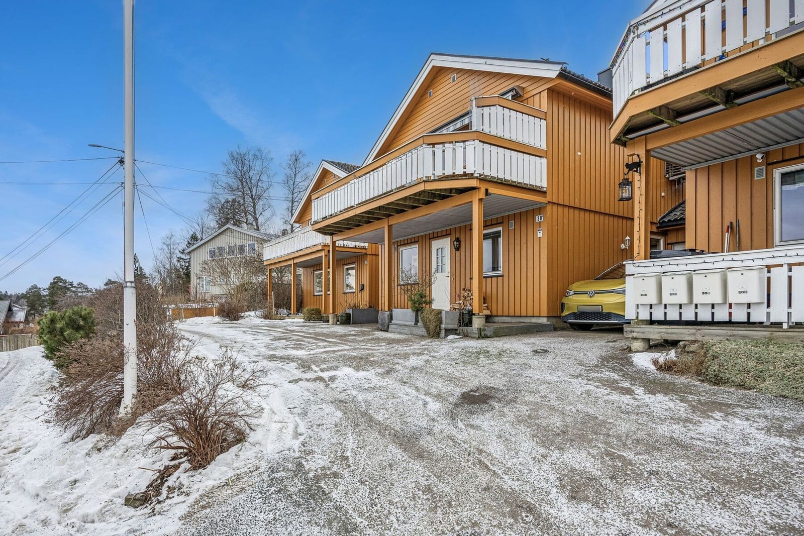 Eiendommen ligger i et av Nesoddens mest attraktive og barnevennlige boligområder på Oksval, sentralt nær Granholt. Galleribilde