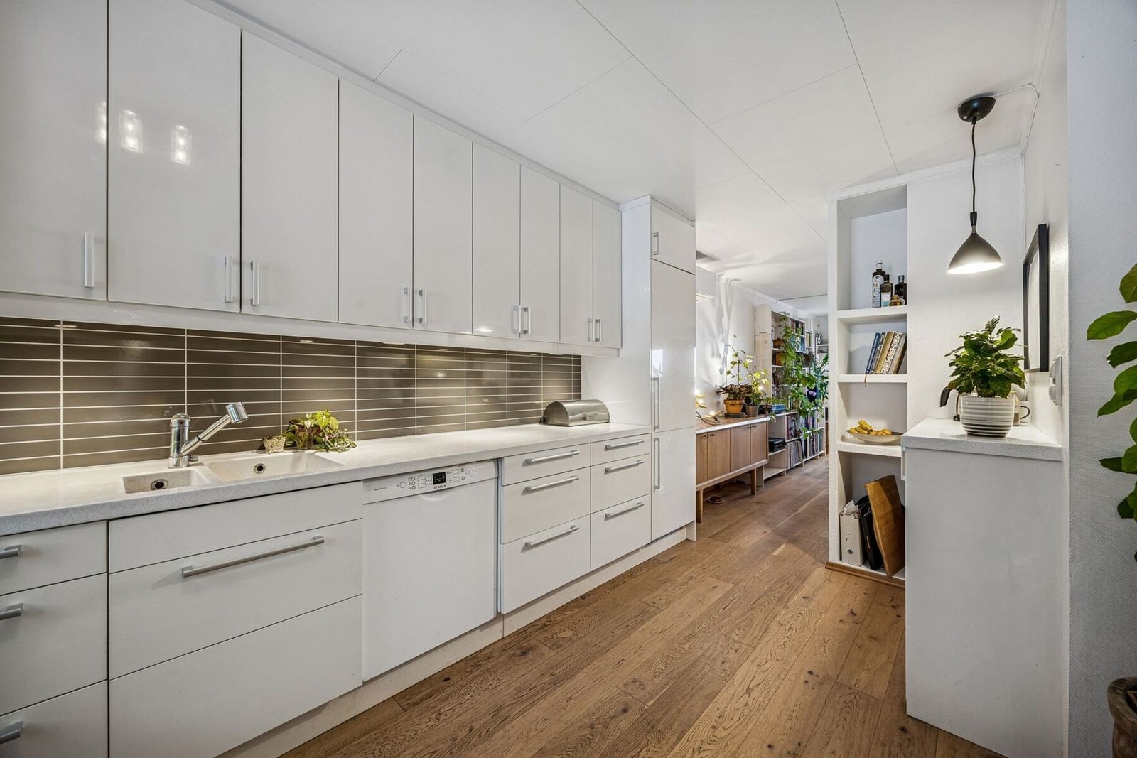 Her er det rikelig med skap- og benkeplass, alt ligger til rette for kokkelering til hverdag og fest Galleribilde