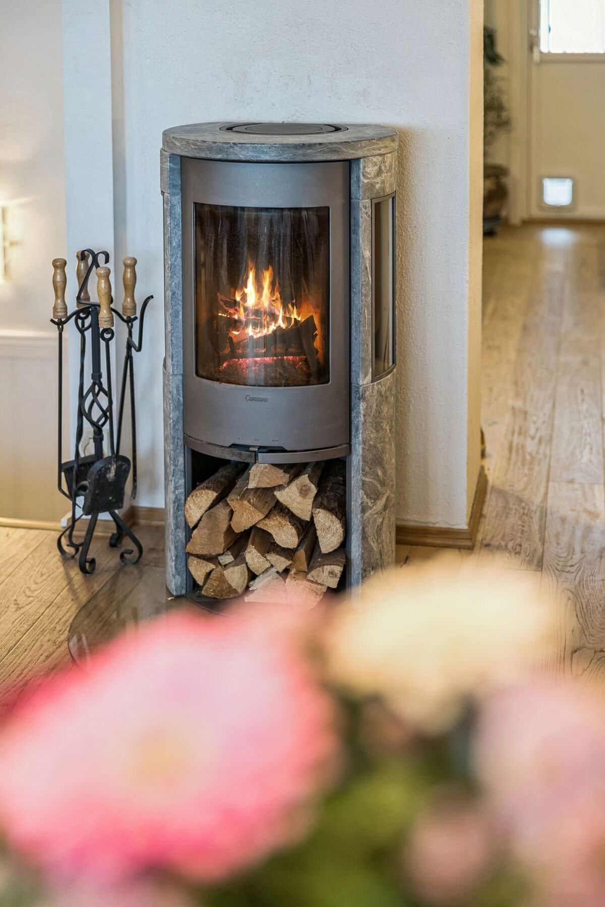 Peis som både gir godt med varme, men også bidrar til behagelig stemning. Galleribilde