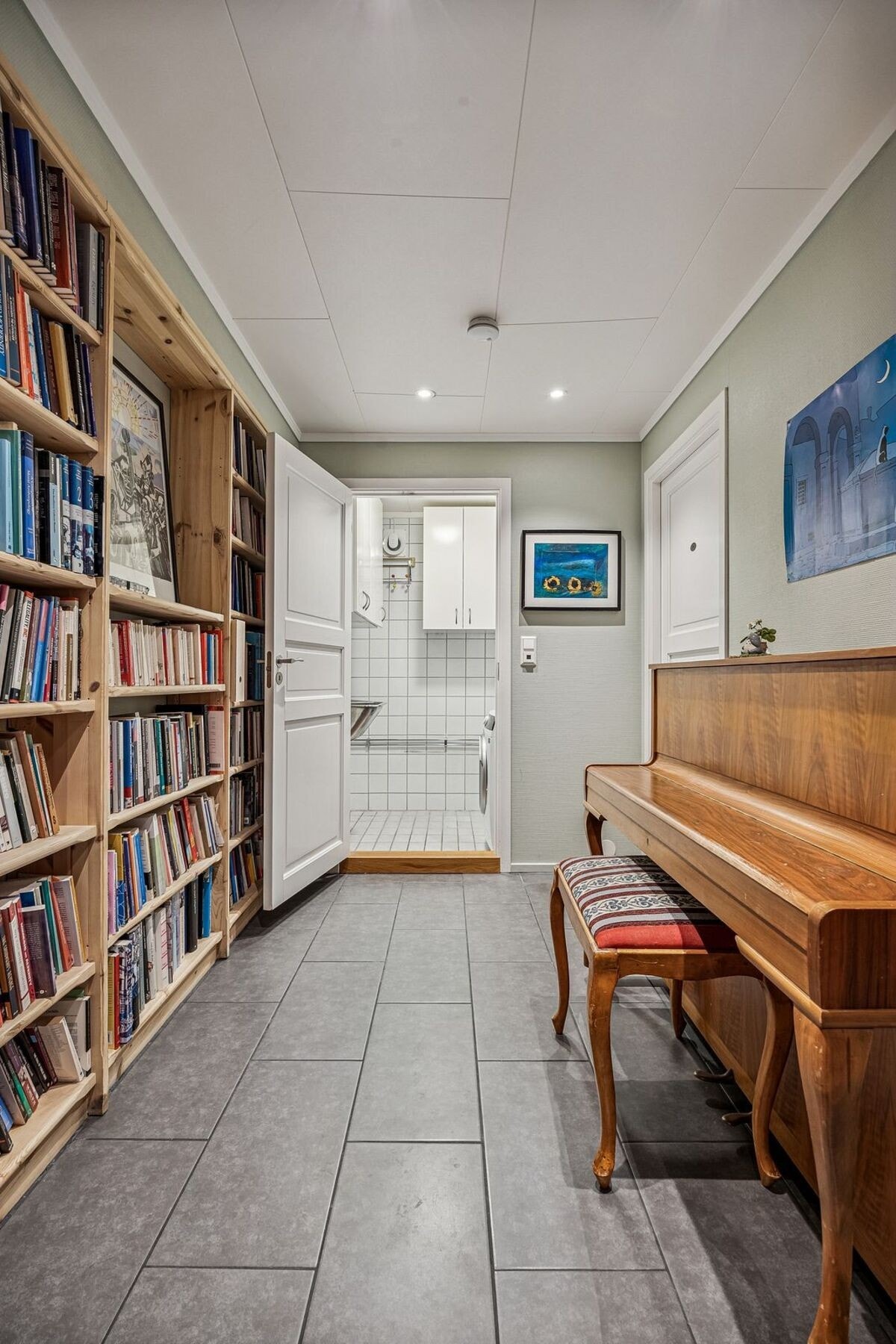 Gangen gir et ryddig og oversiktlig førsteinntrykk og skaper en god flyt videre i boligen Galleribilde